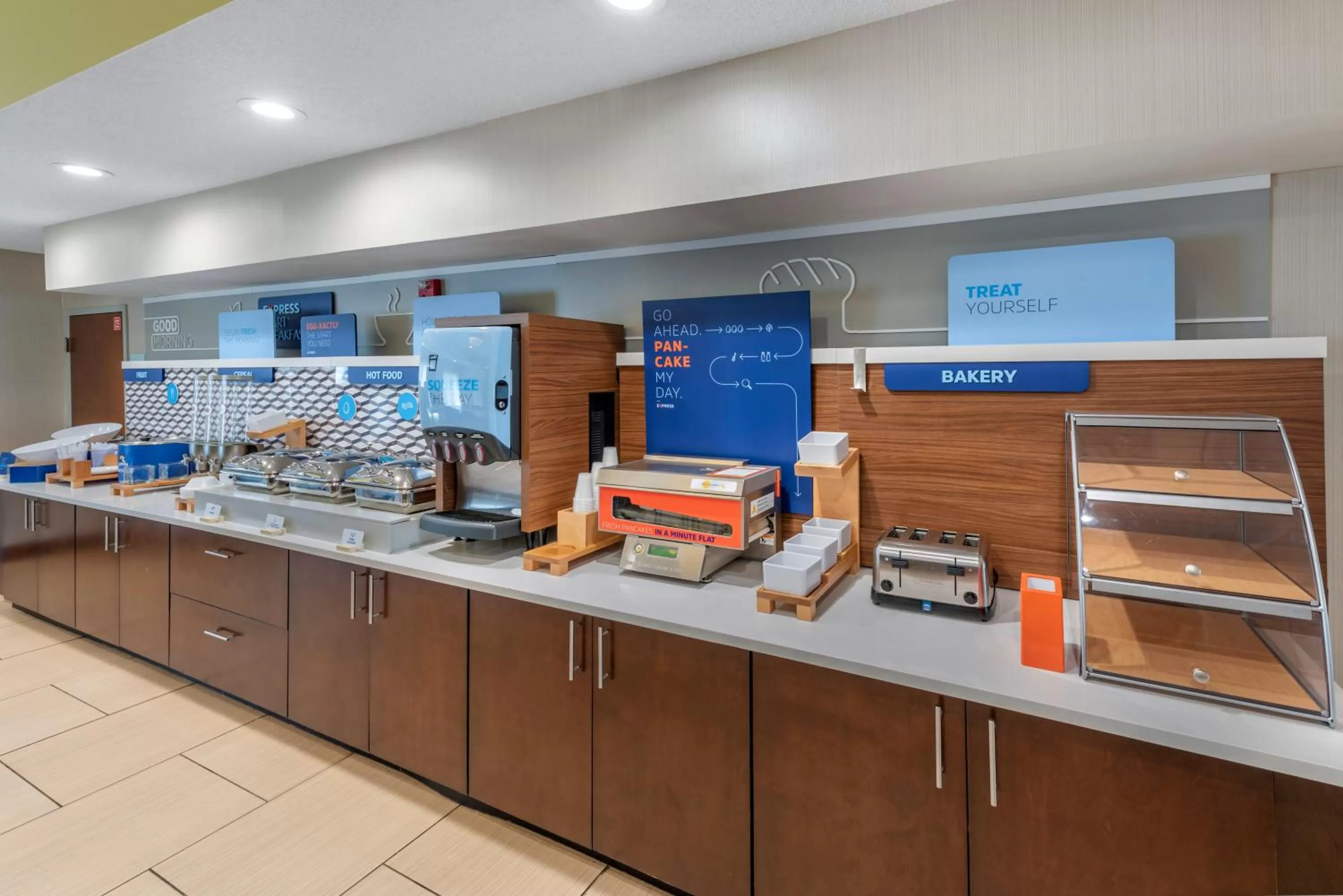 Breakfast in Holiday Inn Express Hotel & Suites Cincinnati-Blue Ash by IHG