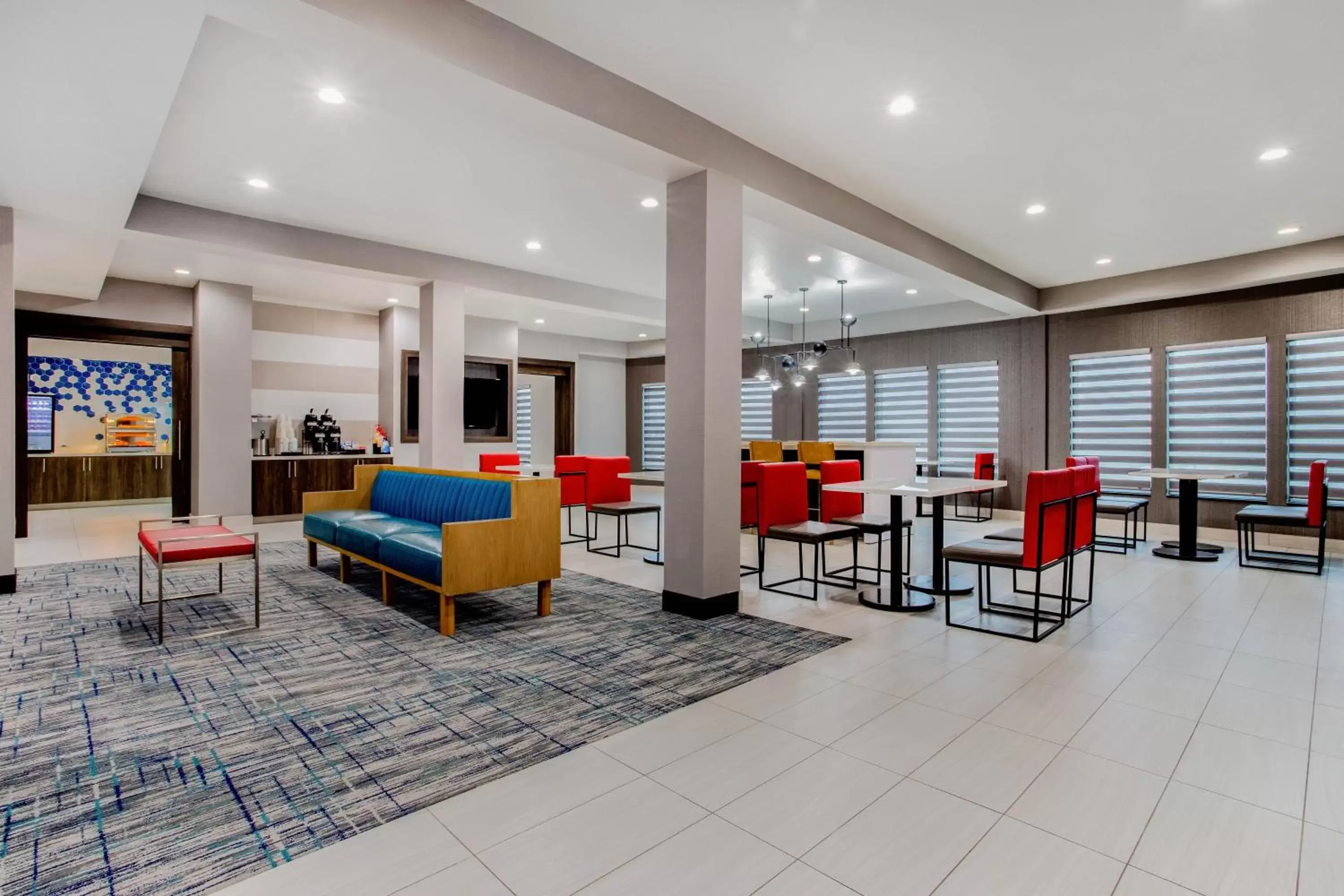 Lobby or reception, Lounge/Bar in La Quinta Inn & Suites by Wyndham Northlake Ft. Worth