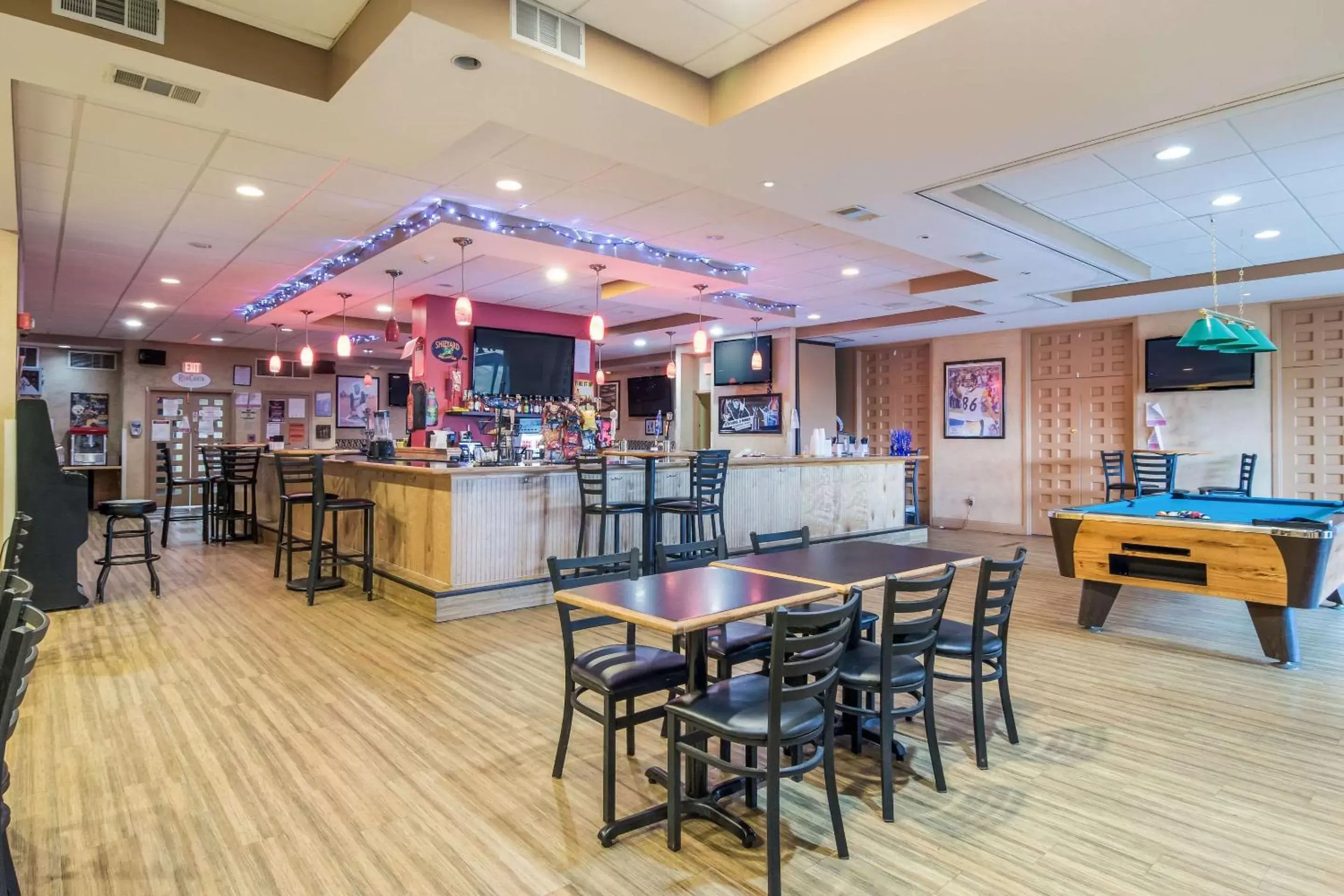 Lounge or bar, Restaurant/Places to Eat in Comfort Inn and Suites Pittsburgh