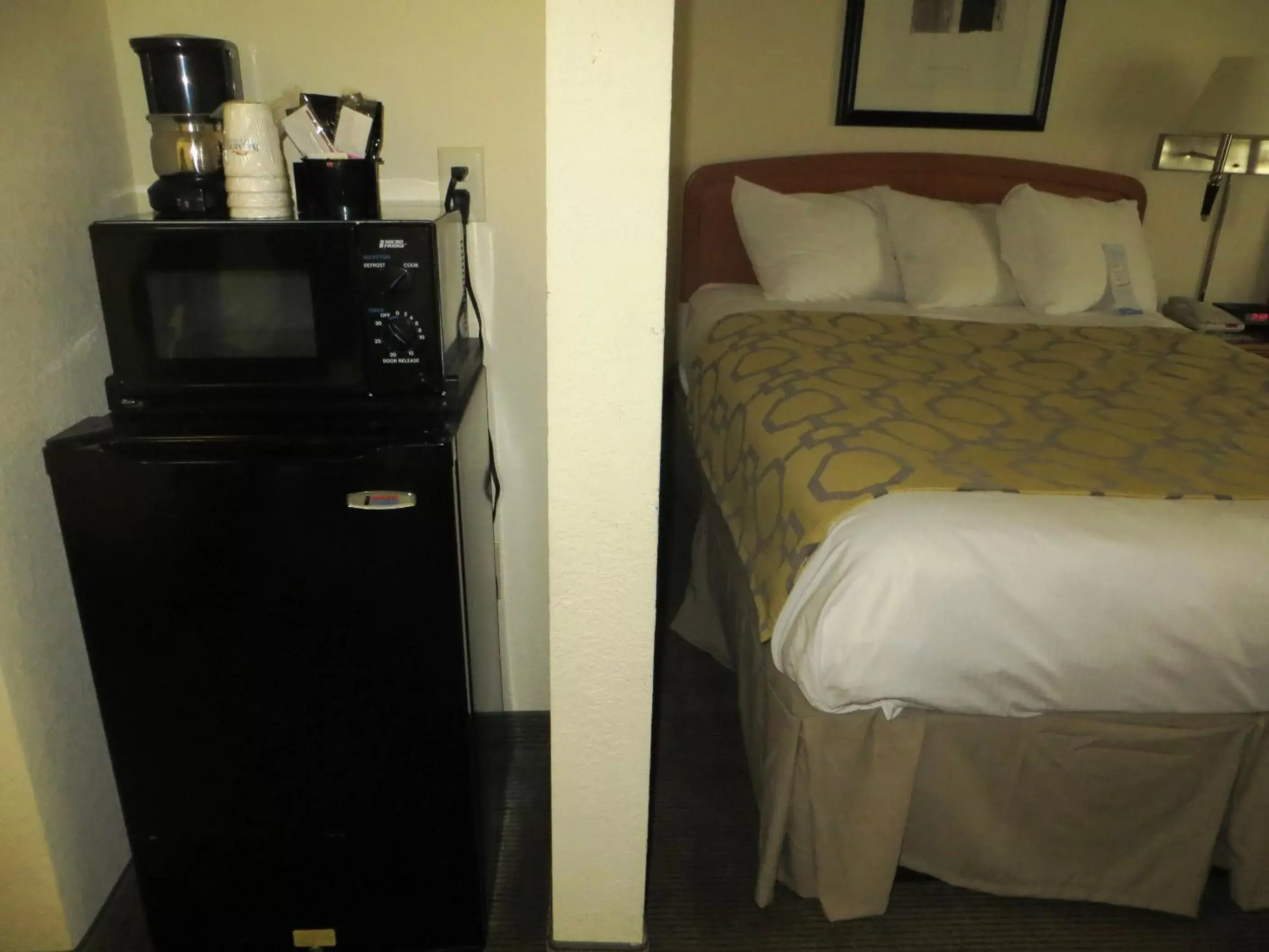 Coffee/tea facilities, Bed in Baymont by Wyndham Fort Wayne