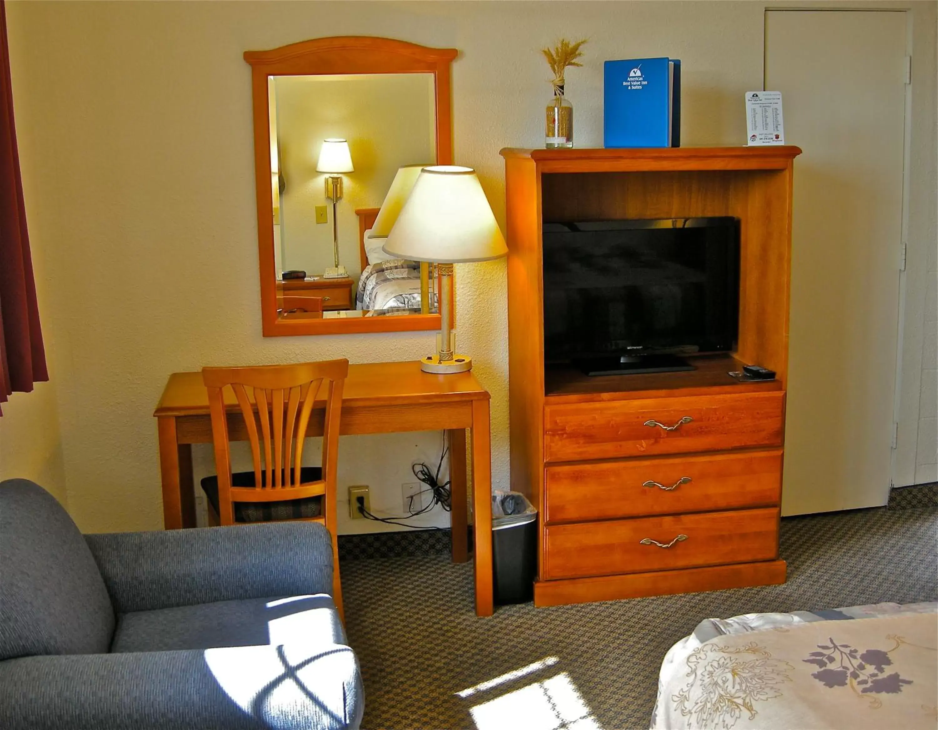 TV and multimedia, TV/Entertainment Center in Americas Best Value Inn - Pendleton