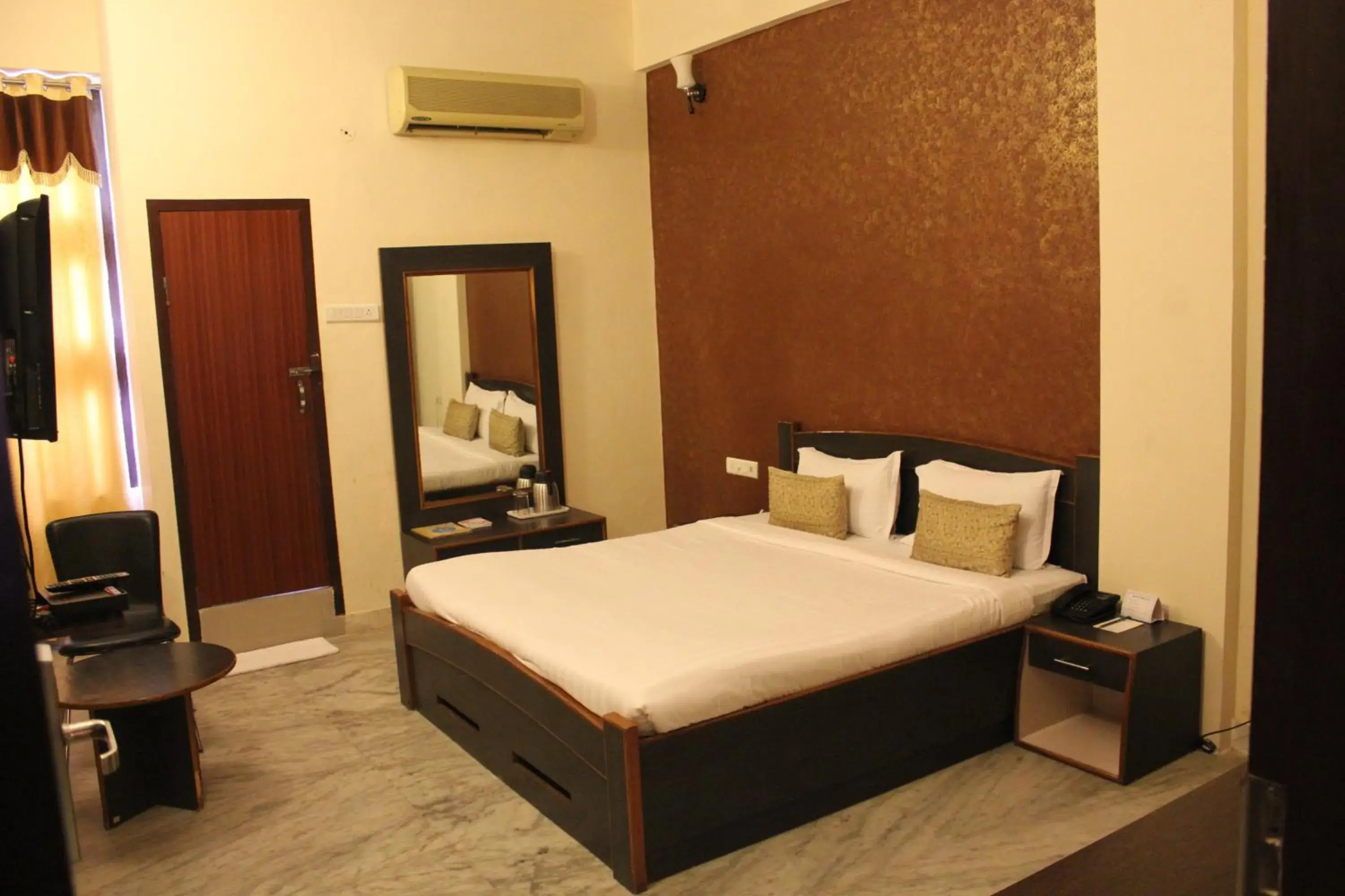 Photo of the whole room, Bed in Hotel Savi Regency