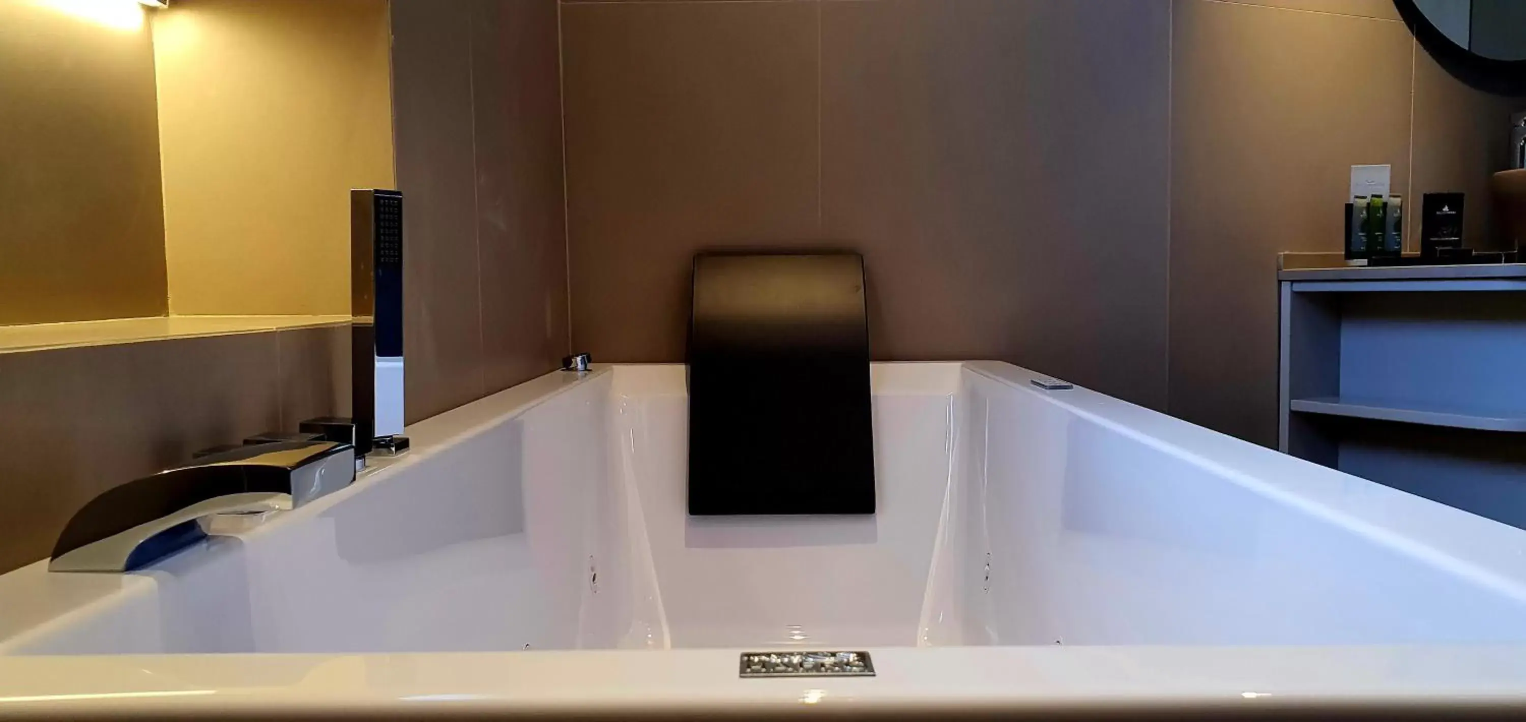 Hot Tub in Solmaris Tropea Rooms & Suites