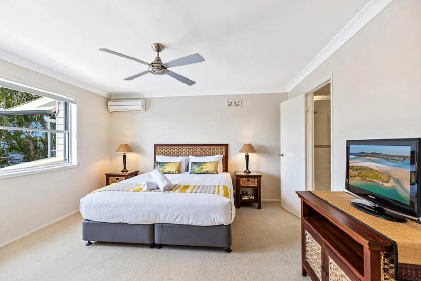 Bed in Noosa Entrance Waterfront Resort