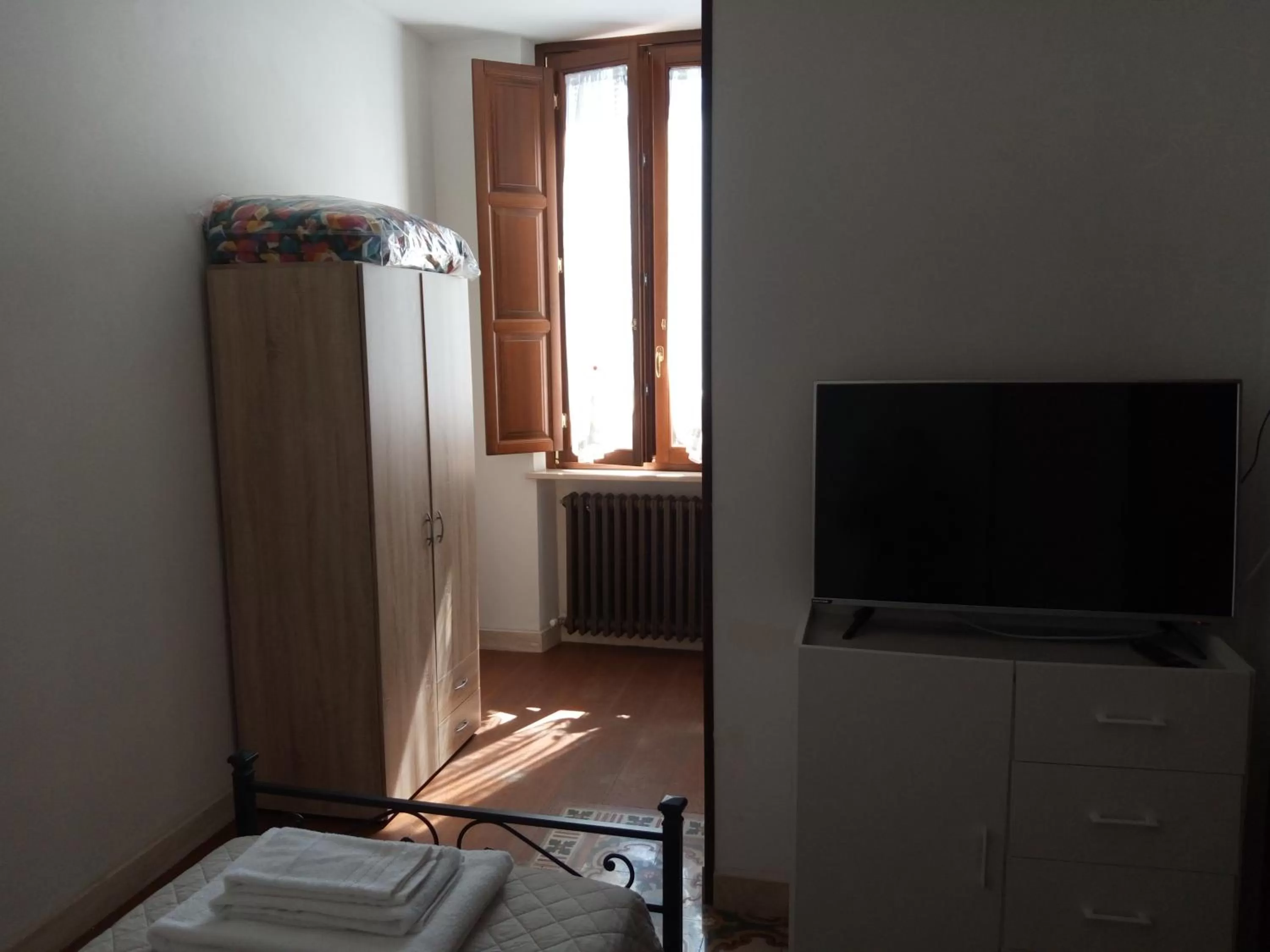 Bed, TV/Entertainment Center in Residence Tucci