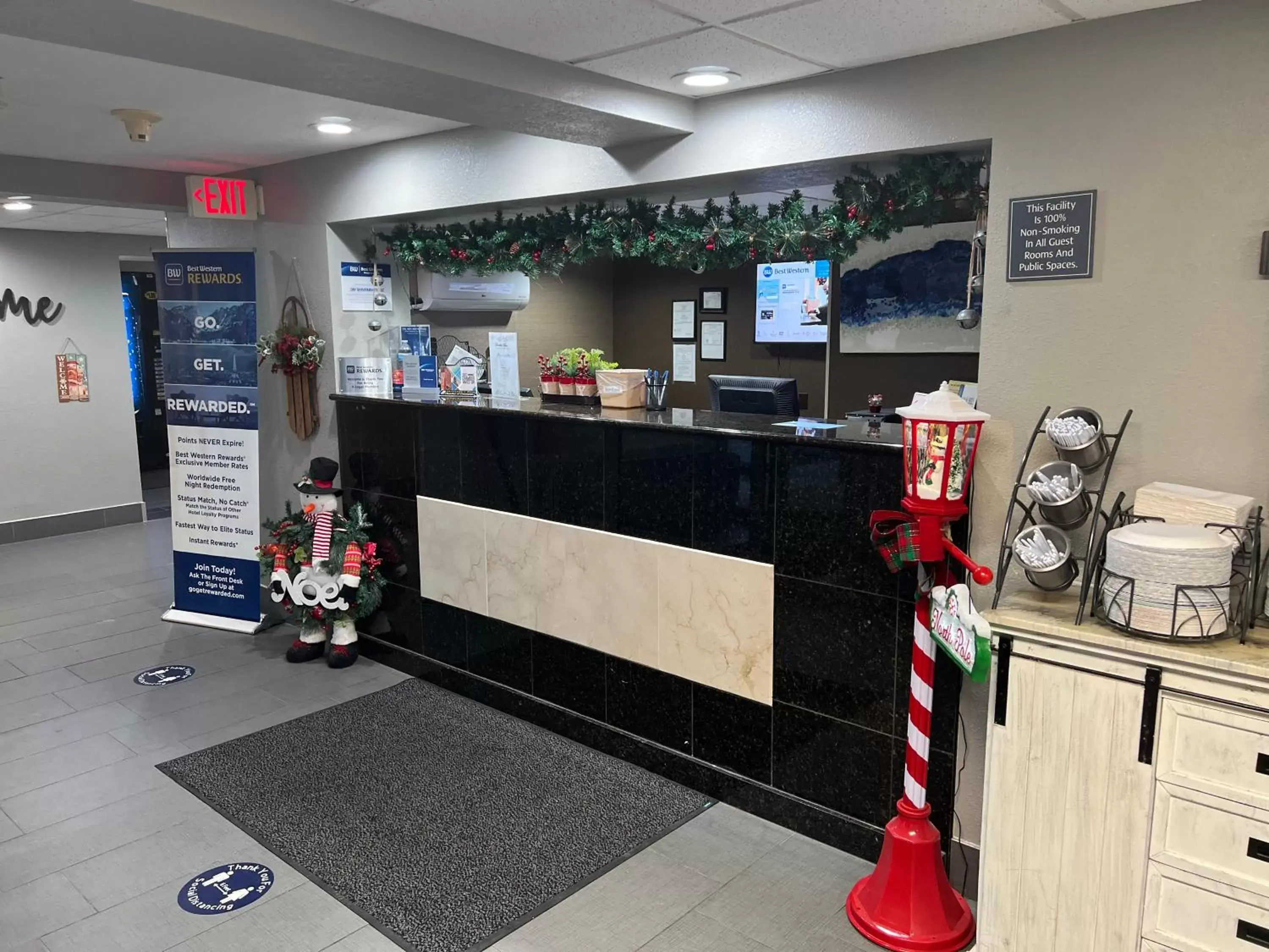 Lobby/Reception in Best Western Adena Inn