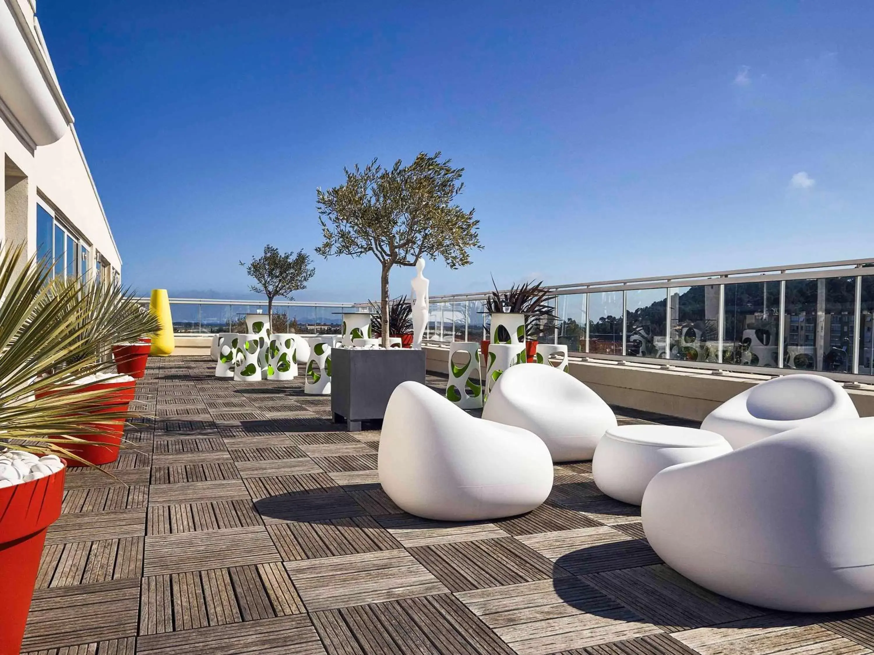 Property building in Ibis Styles Hyères Rooftop & Spa