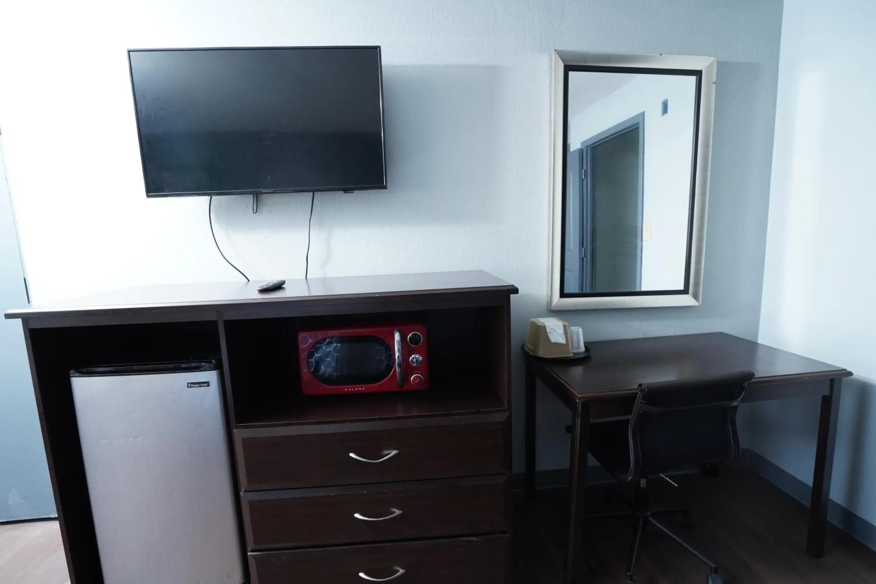 TV and multimedia, TV/Entertainment Center in Red Carpet Inn and Suites Newnan GA