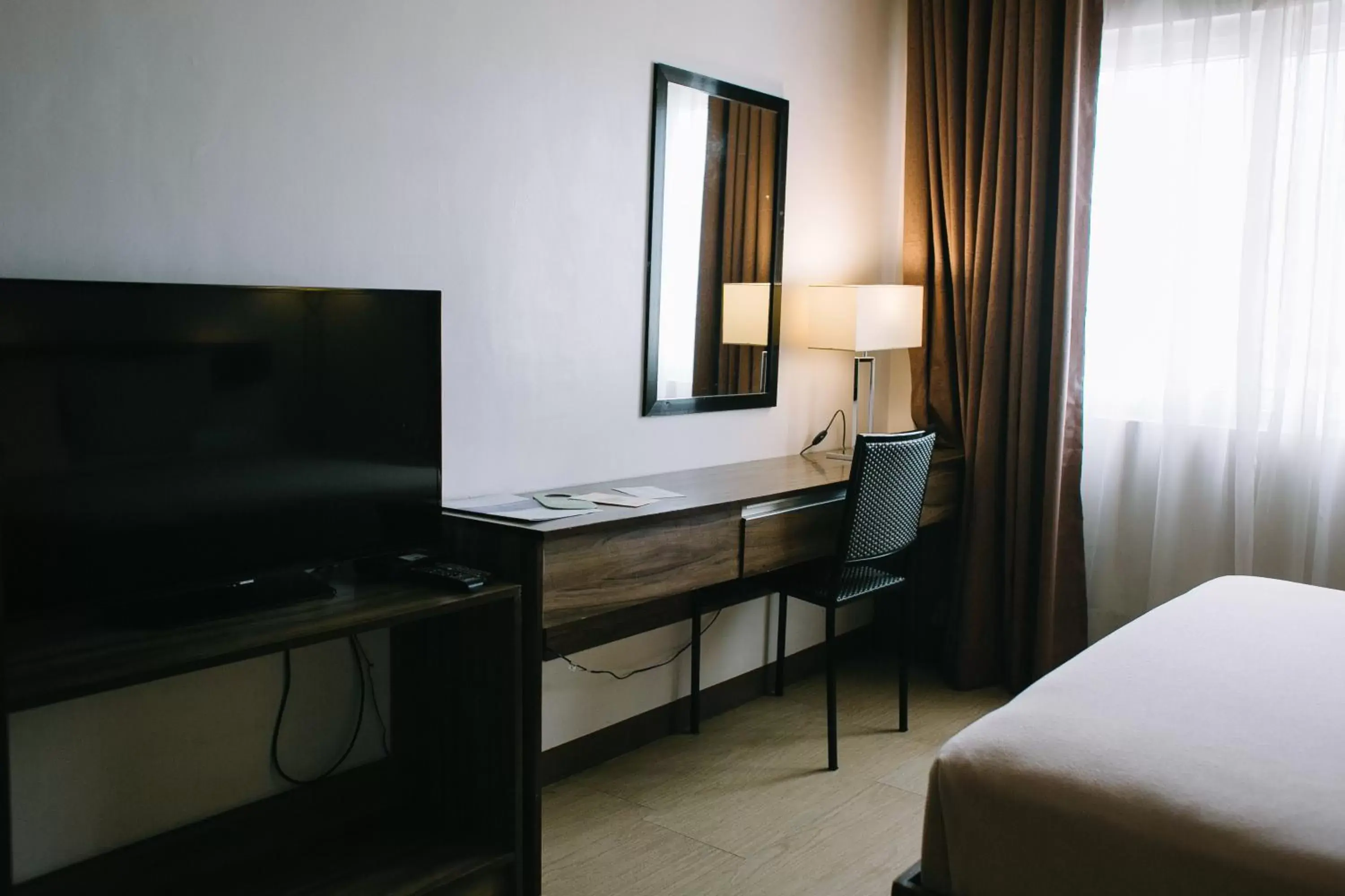 Bed, TV/Entertainment Center in Leope Hotel
