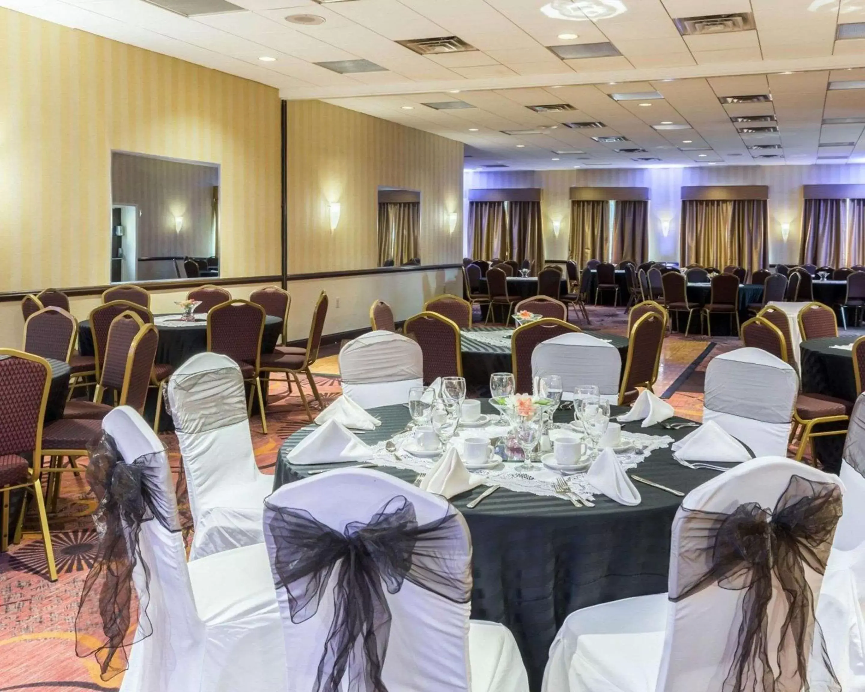 On site, Banquet Facilities in Clarion Hotel Somerset - New Brunswick