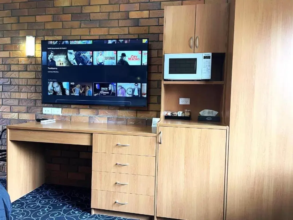 TV and multimedia, TV/Entertainment Center in Shiralee Motel Guyra