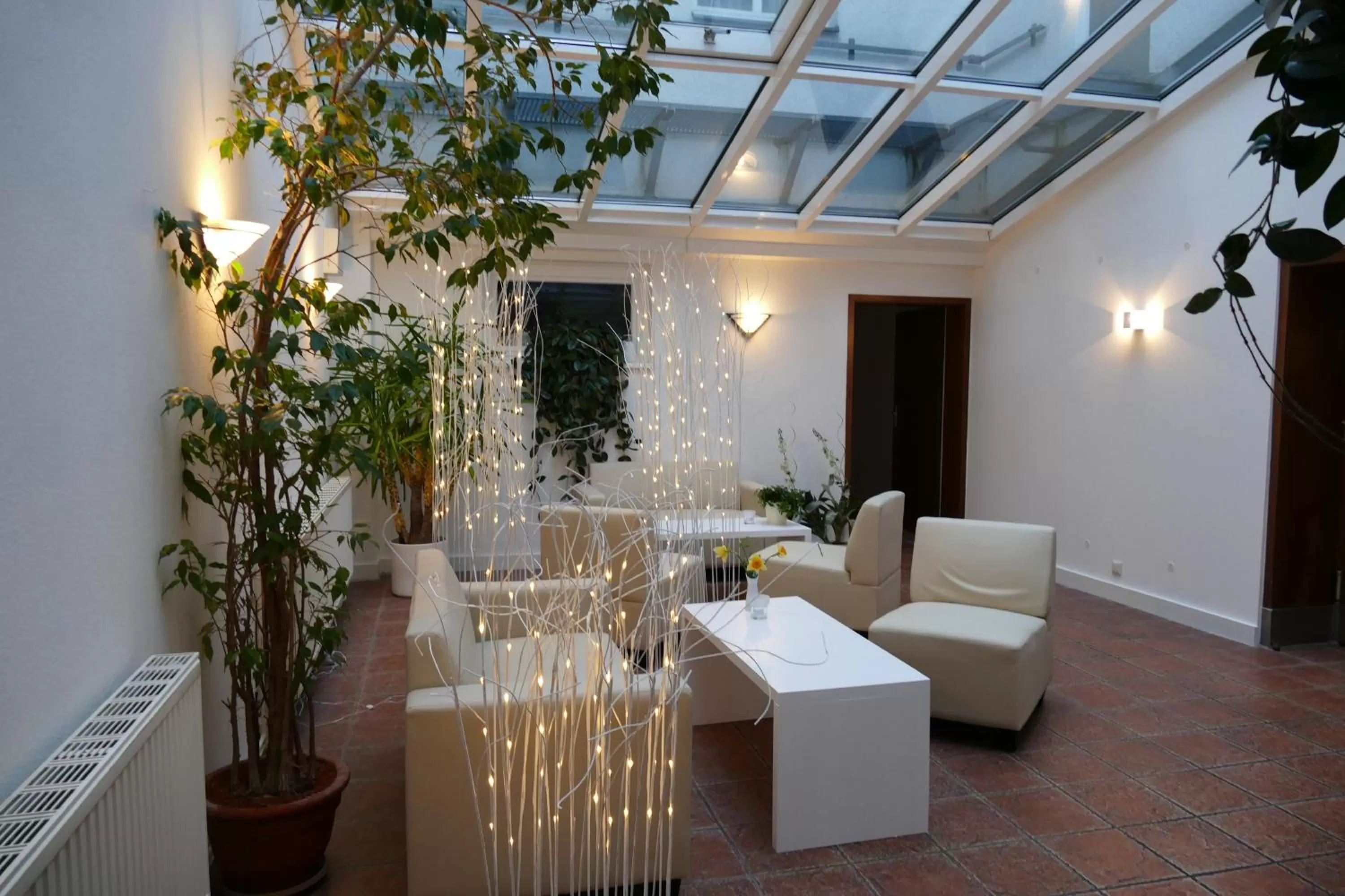 Communal lounge/ TV room in Hotel Am Dom