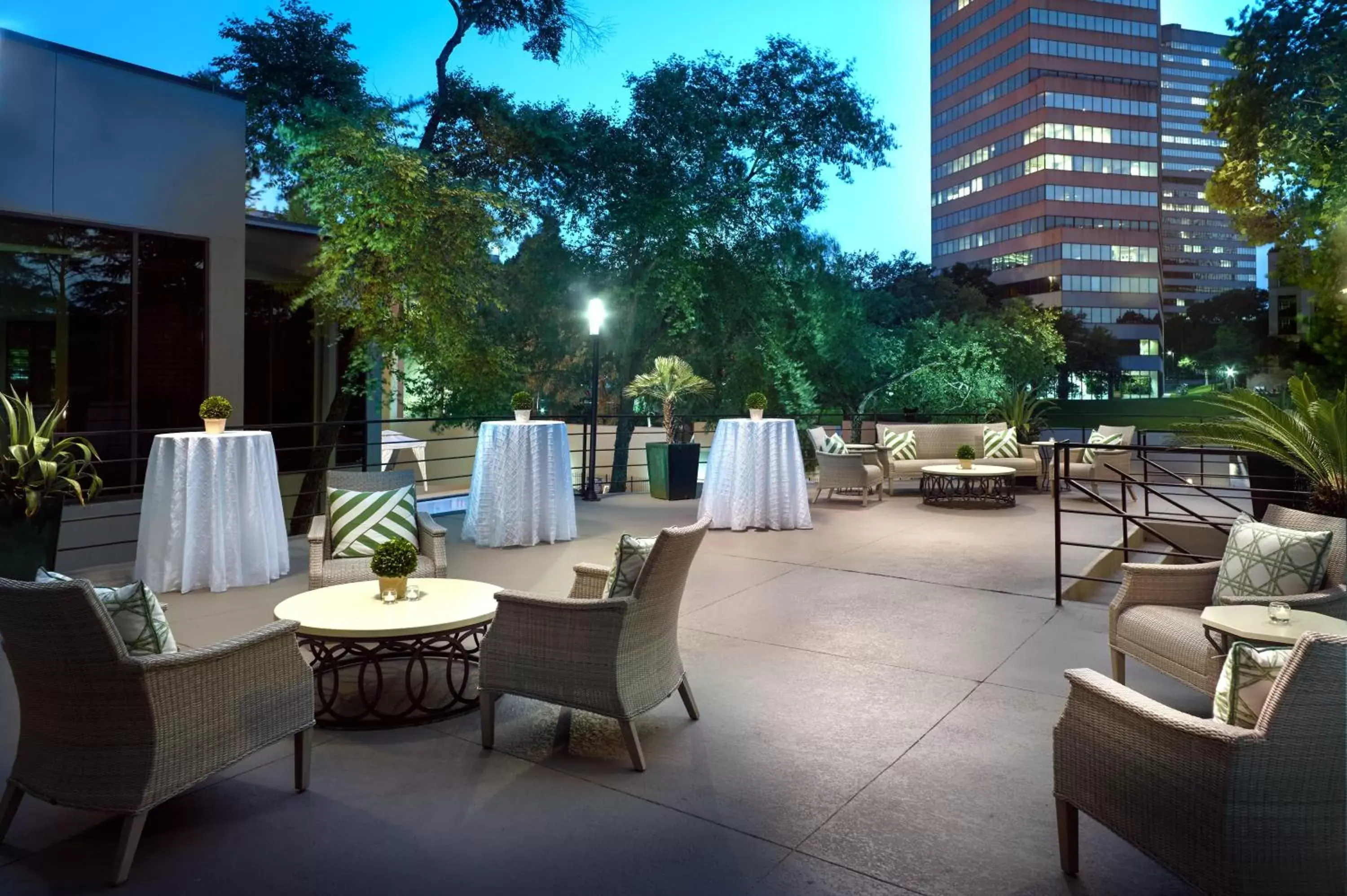 Inner courtyard view, Restaurant/Places to Eat in Omni Houston Hotel