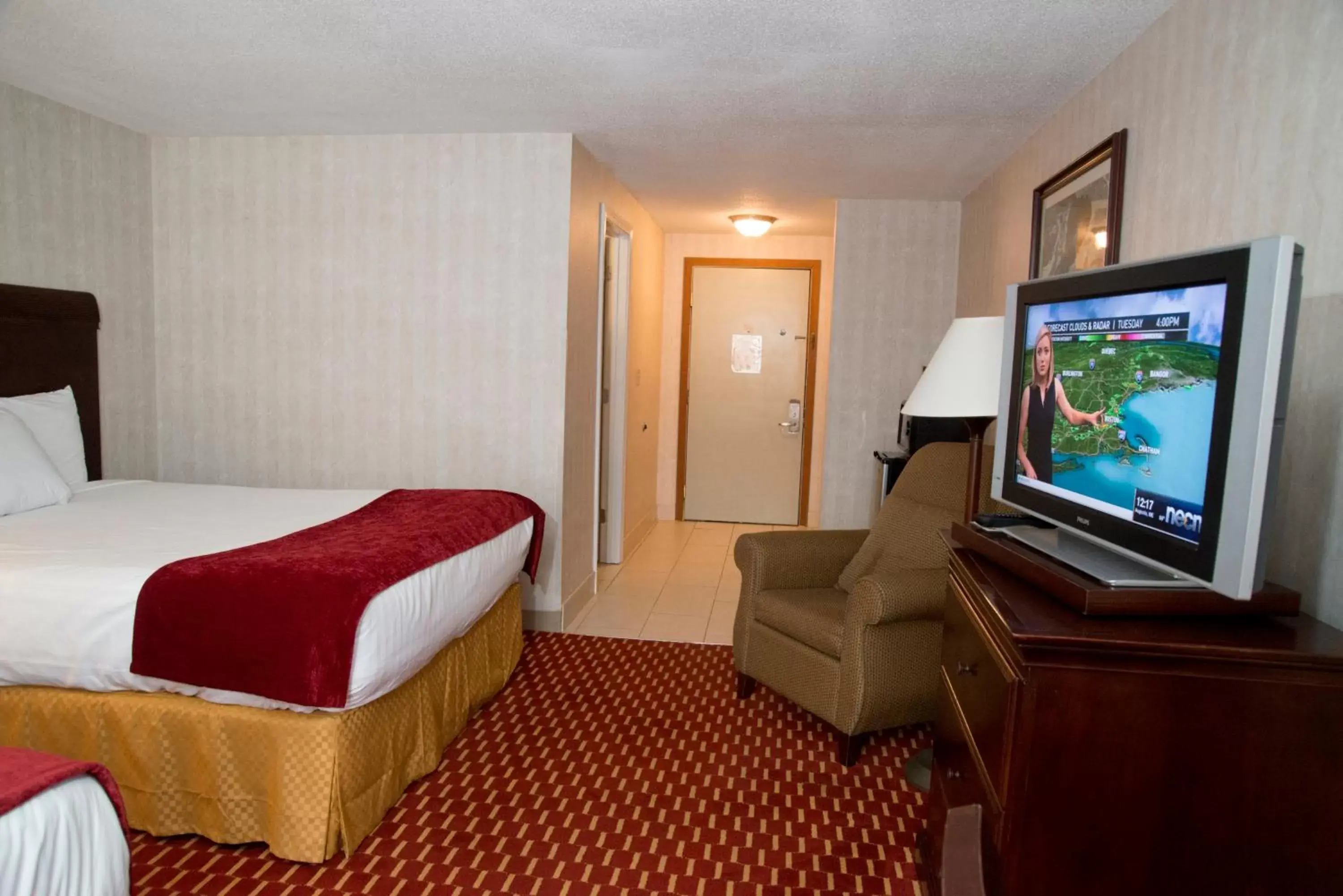 Seating area, TV/Entertainment Center in Hampton Falls Inn