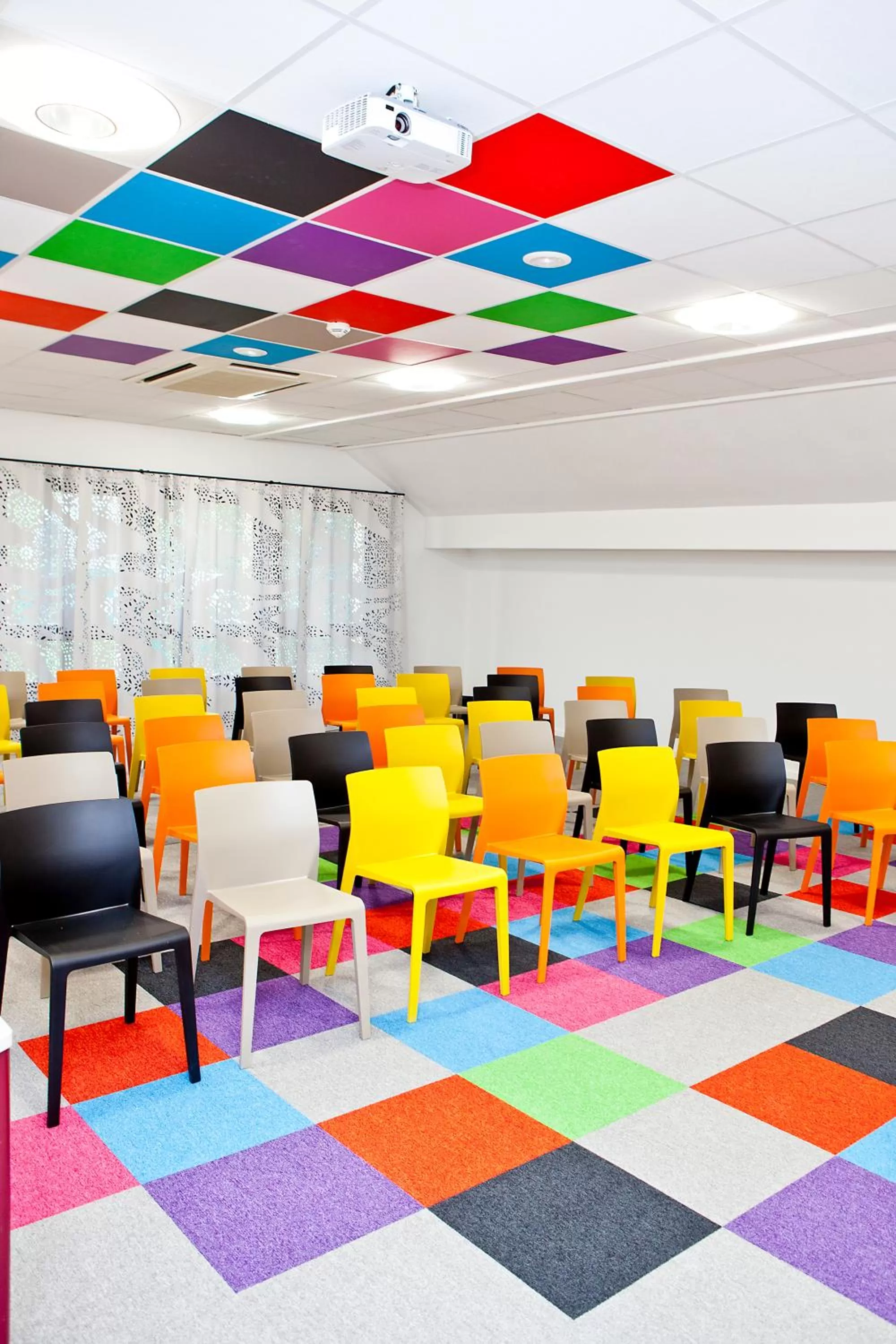 Meeting/conference room in ibis Styles Sarrebourg