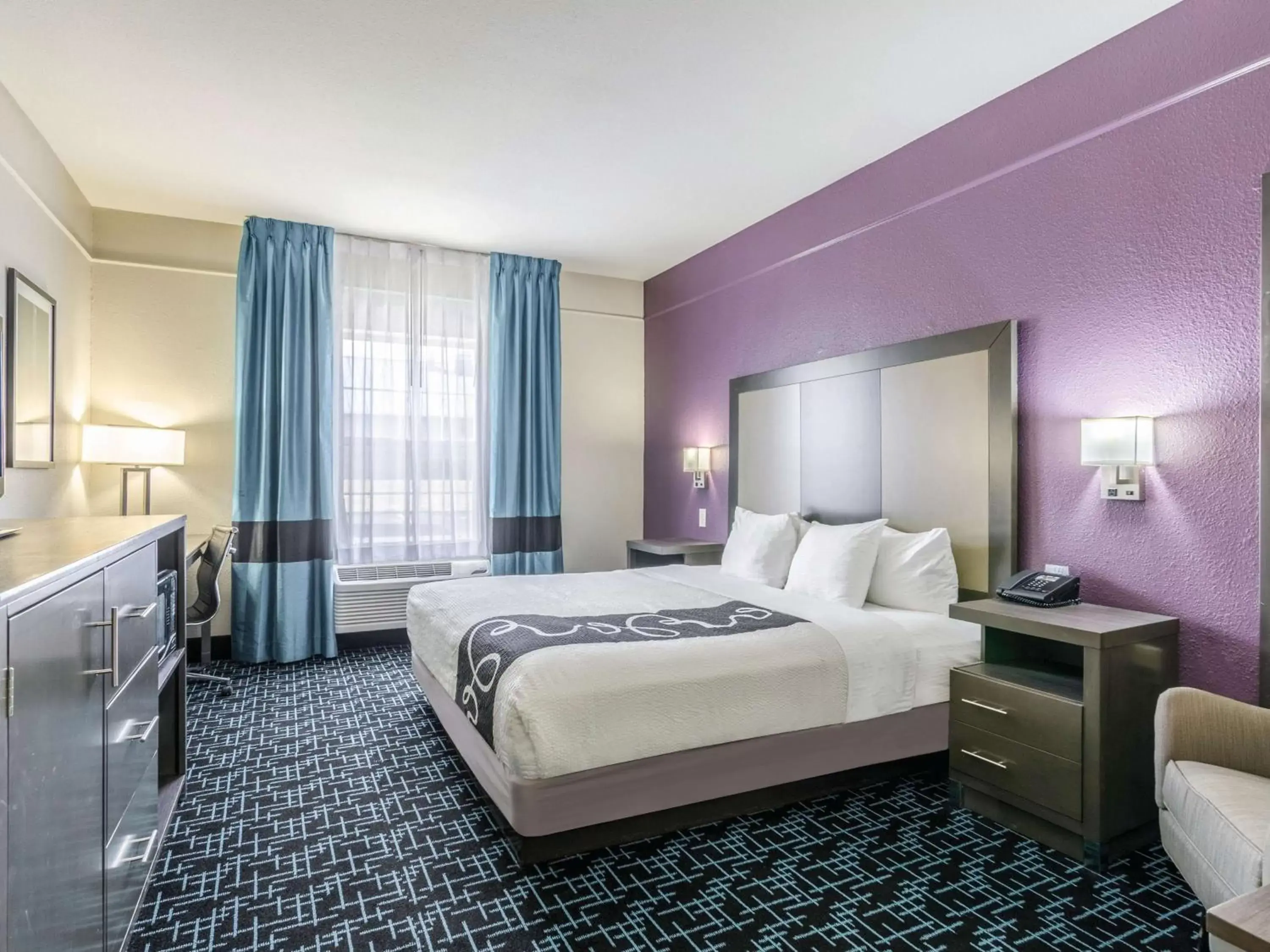 Photo of the whole room, Bed in La Quinta by Wyndham Kansas City Airport