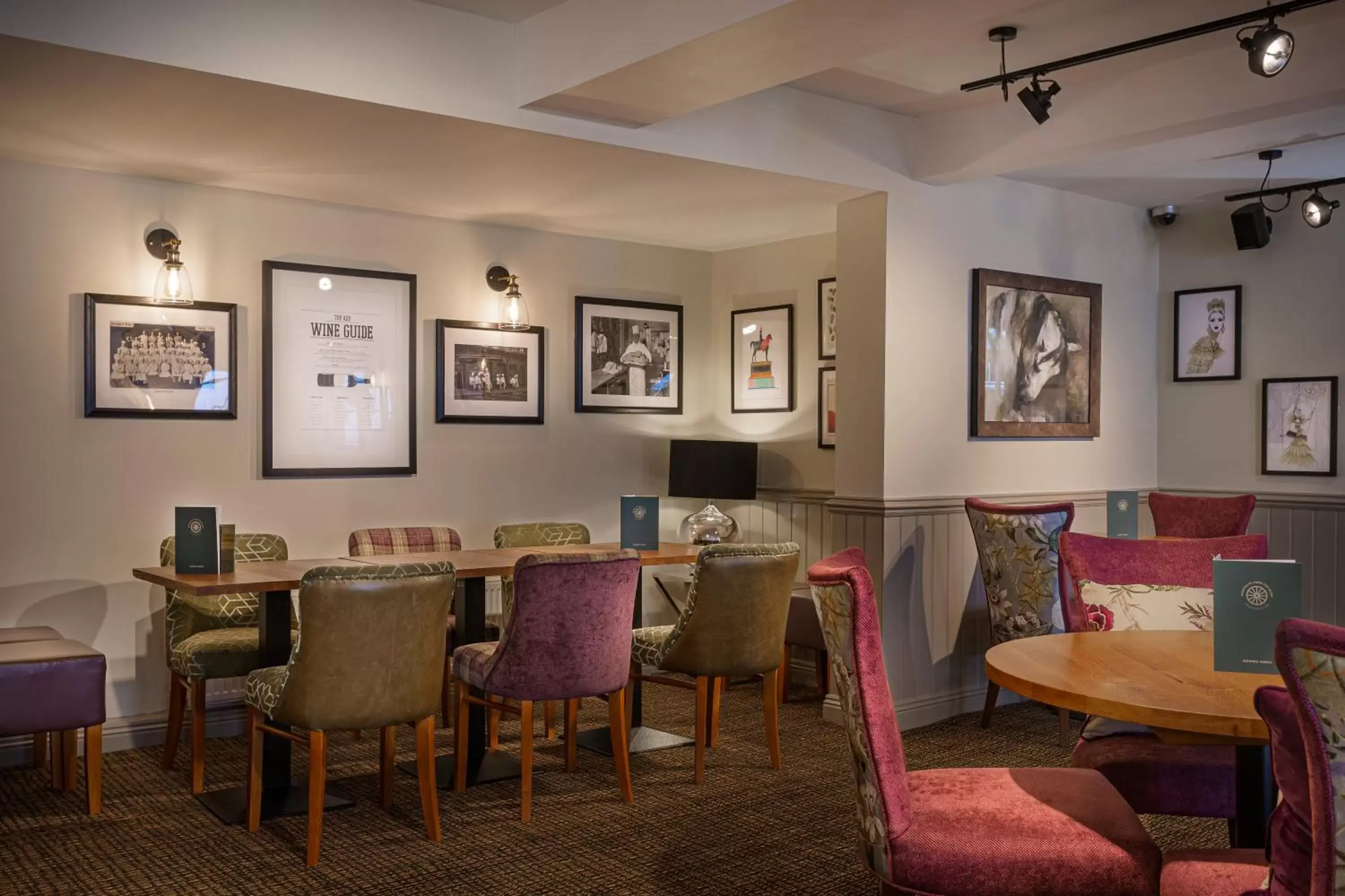 Lounge or bar in The White Horse Hotel, Romsey, Hampshire