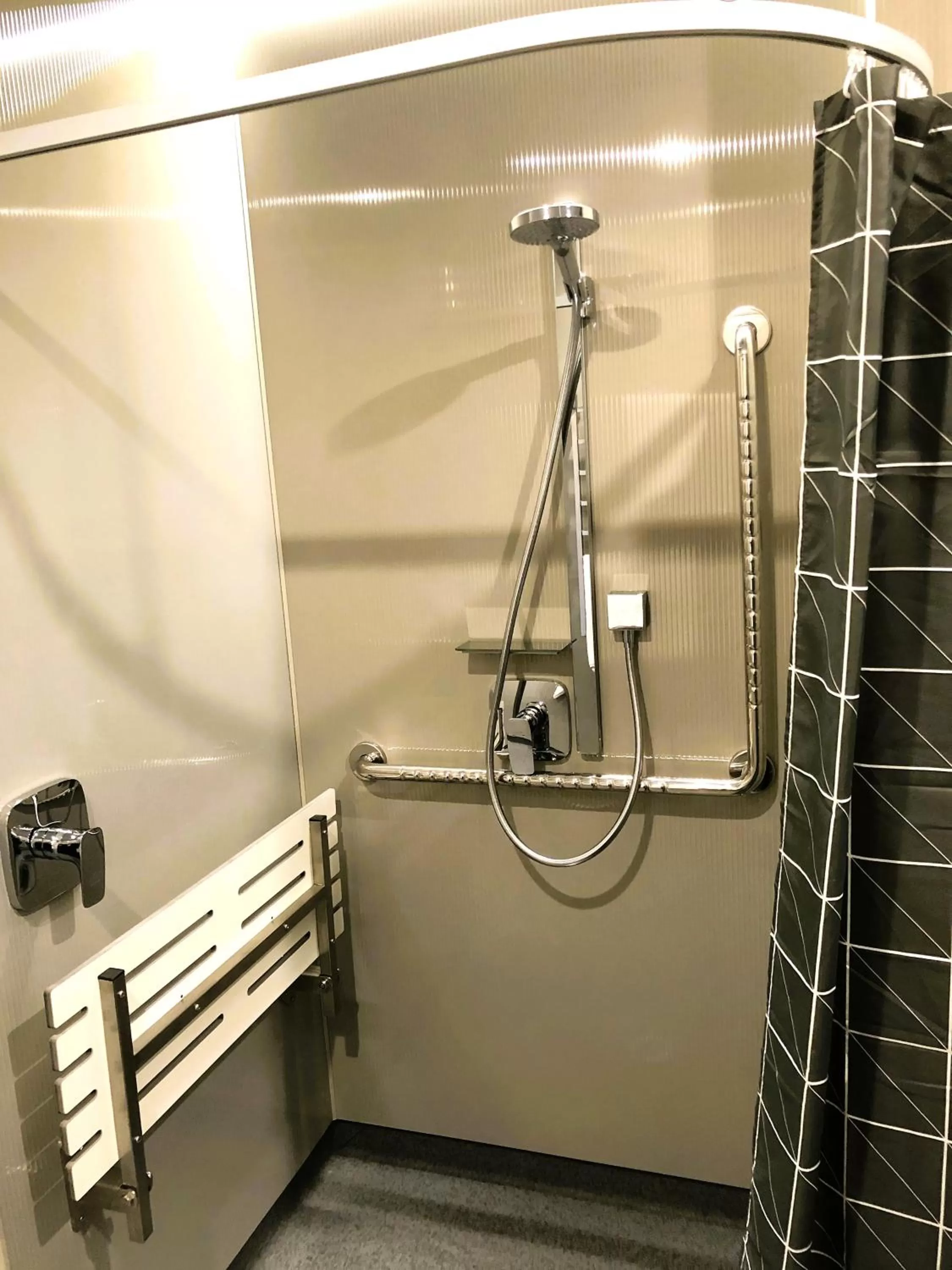 Bathroom in Fiordland Lakeview Motel and Apartments