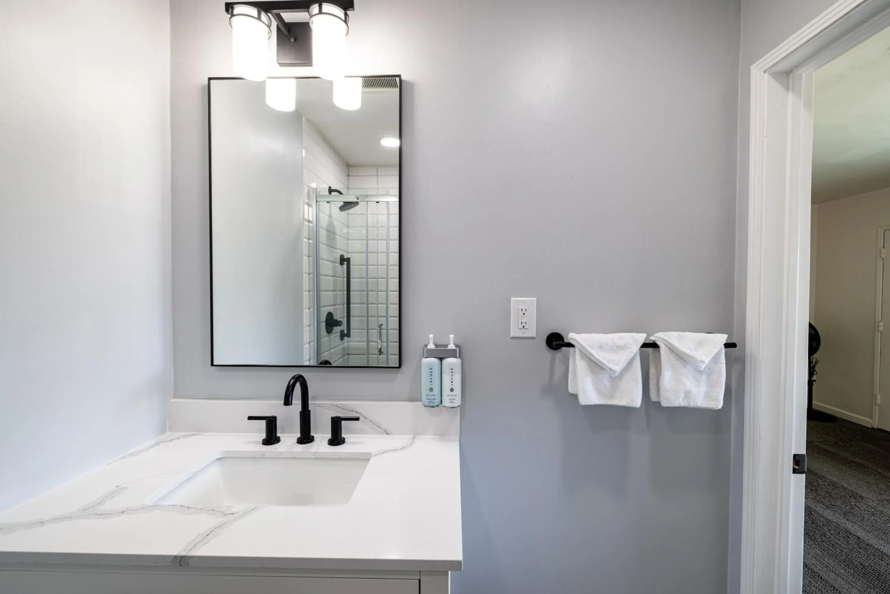 Bathroom in Tides Oceanview Inn and Cottages