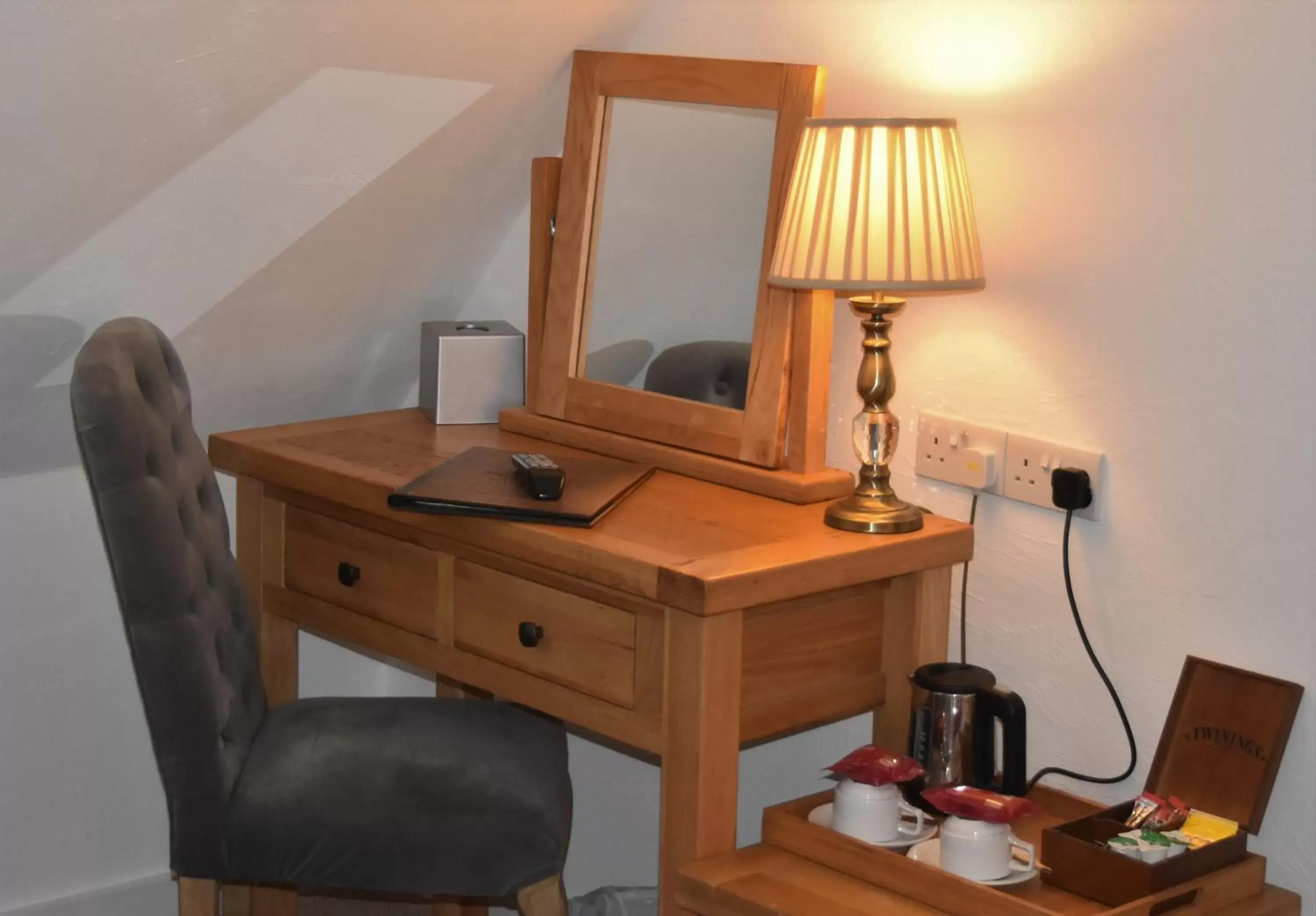 Coffee/tea facilities, Bathroom in Three Horseshoes Country Inn