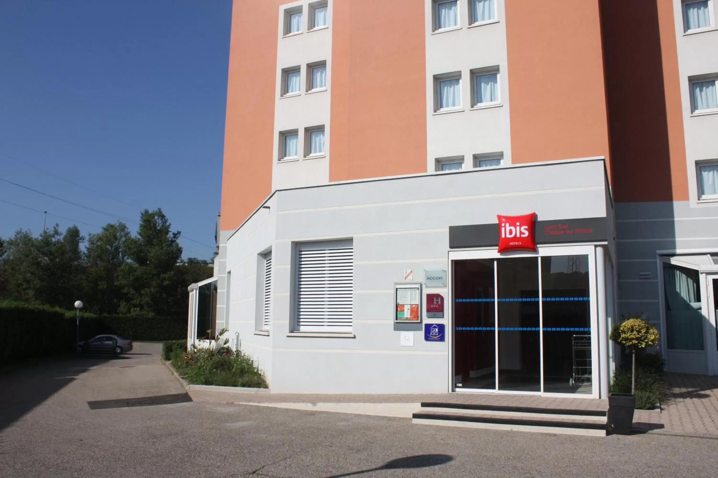 Facade/entrance, Property Building in IBIS Lyon Sud Chasse Sur Rhône