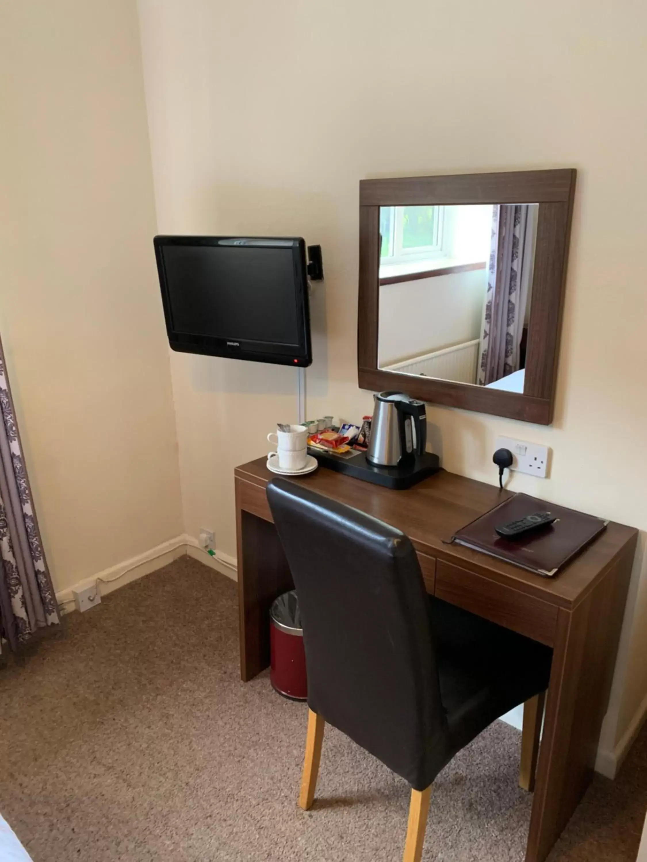 Coffee/tea facilities, TV/Entertainment Center in The Grange Hotel Brent Knoll