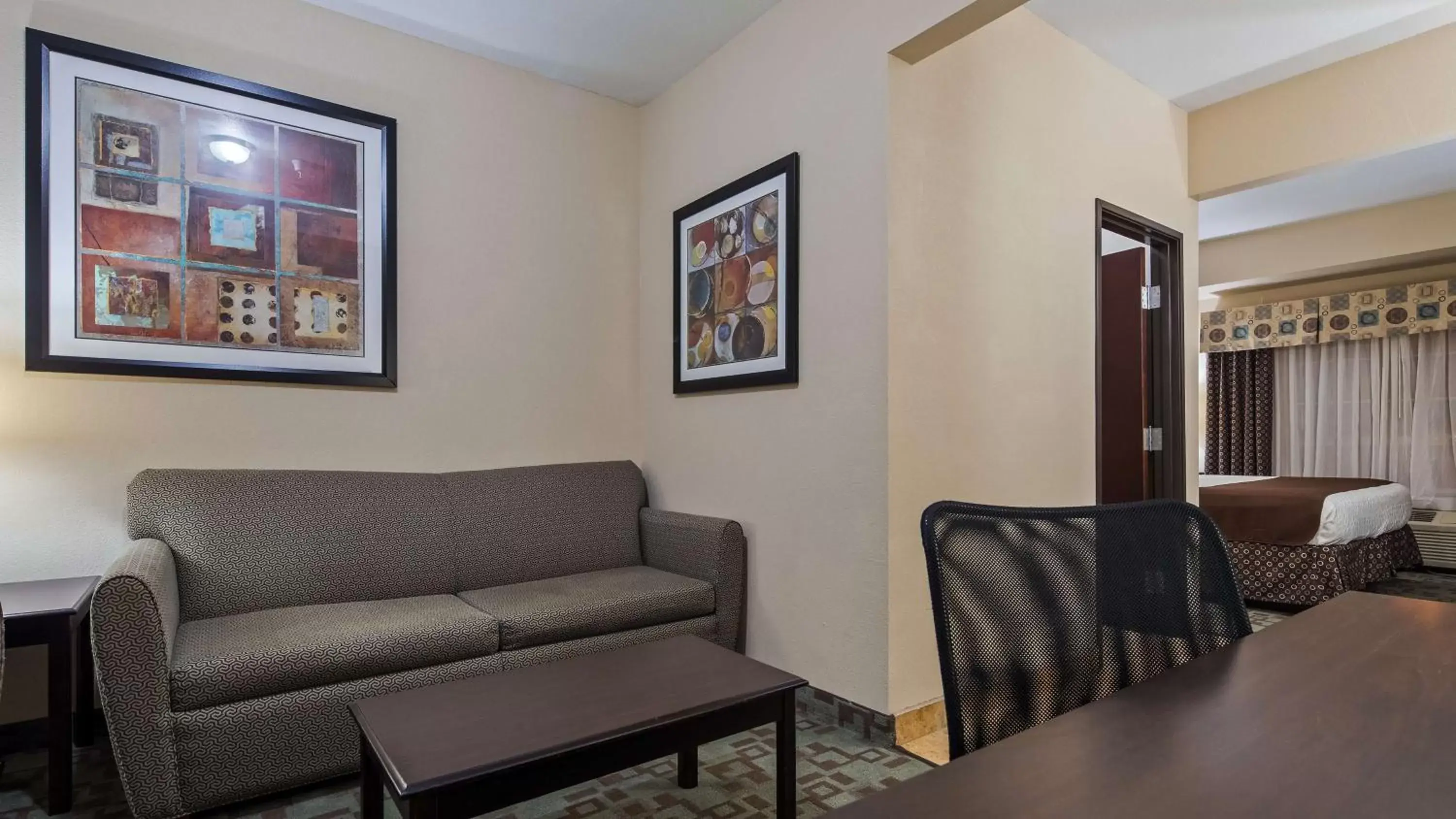 Photo of the whole room, Seating Area in Best Western Plus Eastgate Inn & Suites