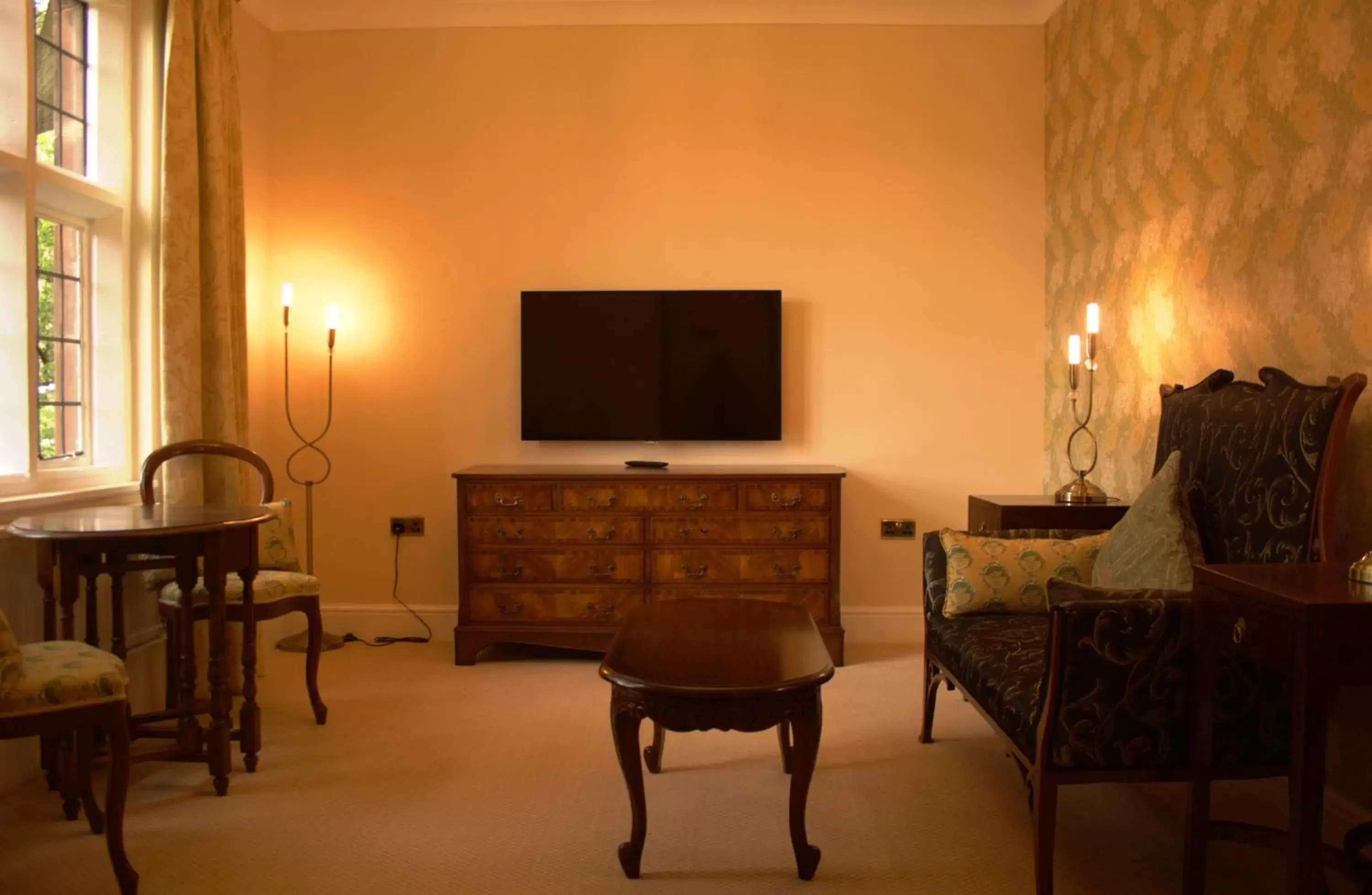 Living room, TV/Entertainment Center in Best Western Plough and Harrow Hotel