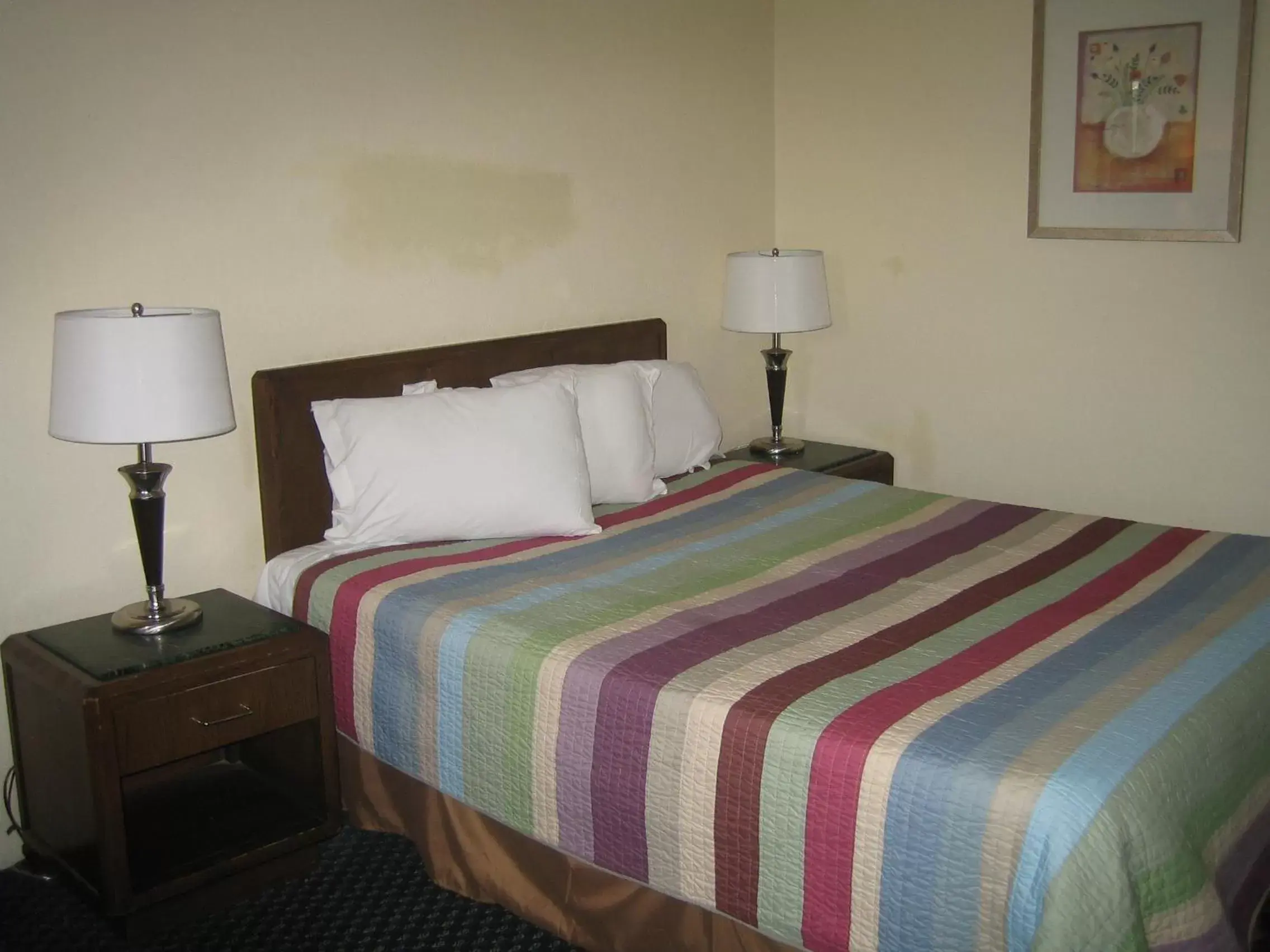 Bed in Knights Inn Litchfield