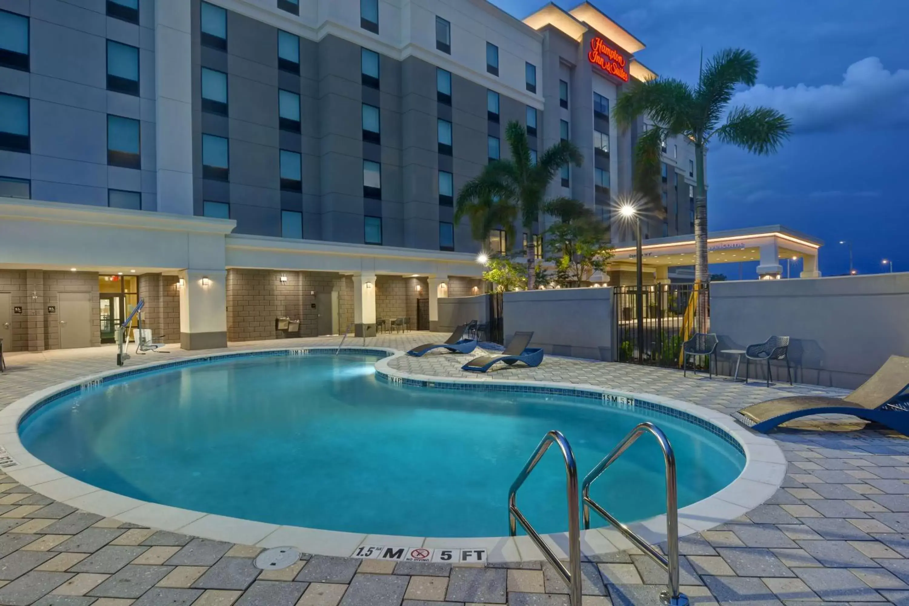 Property building, Swimming Pool in Hampton Inn & Suites Tampa Riverview