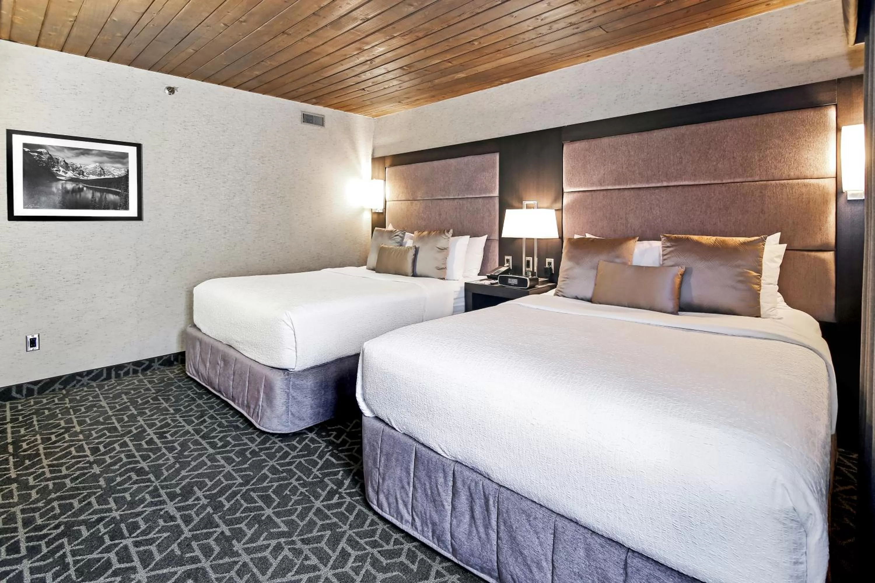 Bed in Best Western Plus Banff International Lodge