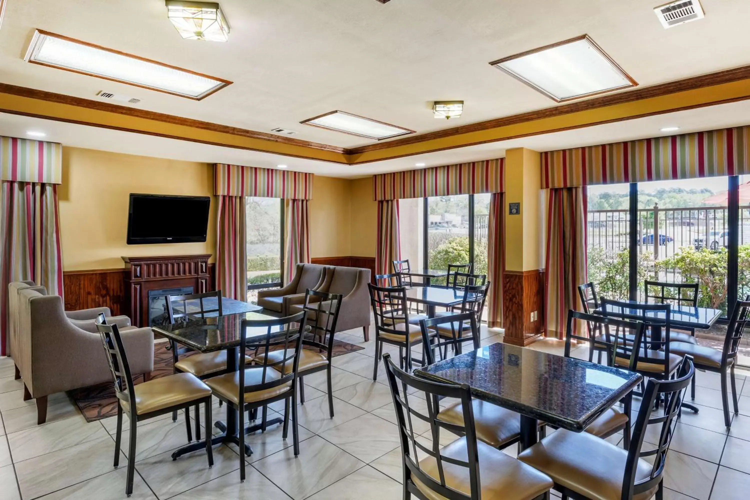 Breakfast, Restaurant/Places to Eat in Best Western Lindale Inn