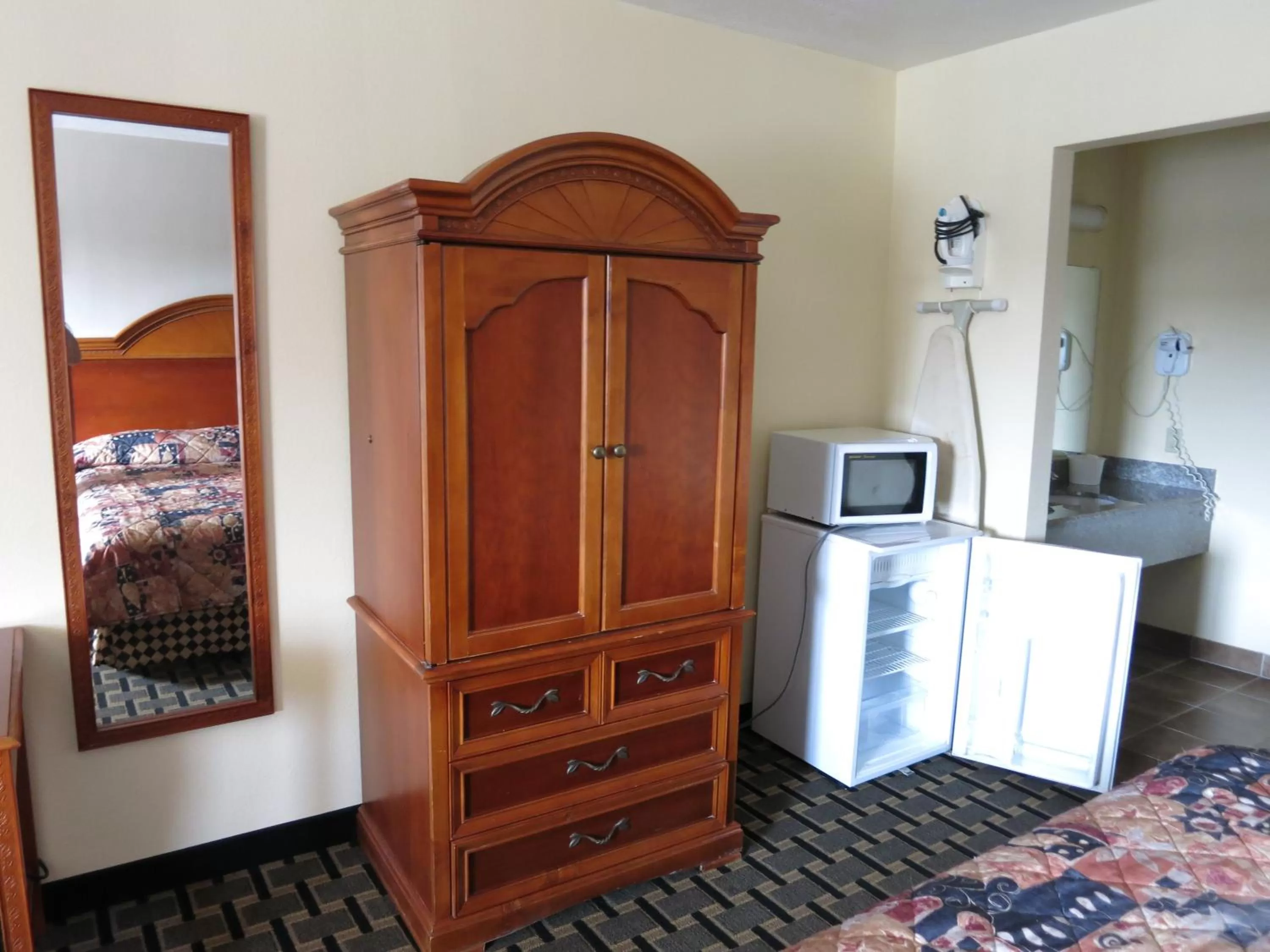 TV and multimedia, Bed in The inn at Mexia