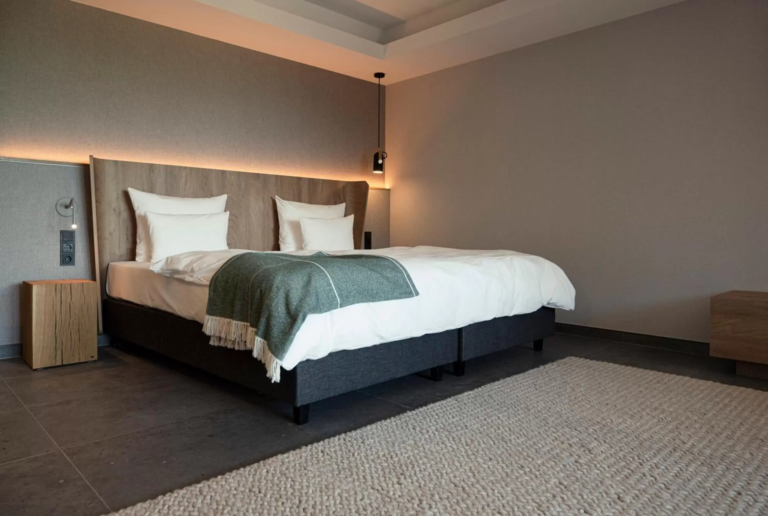 Bedroom, Bed in Hotel VierJahreszeiten am Seilersee