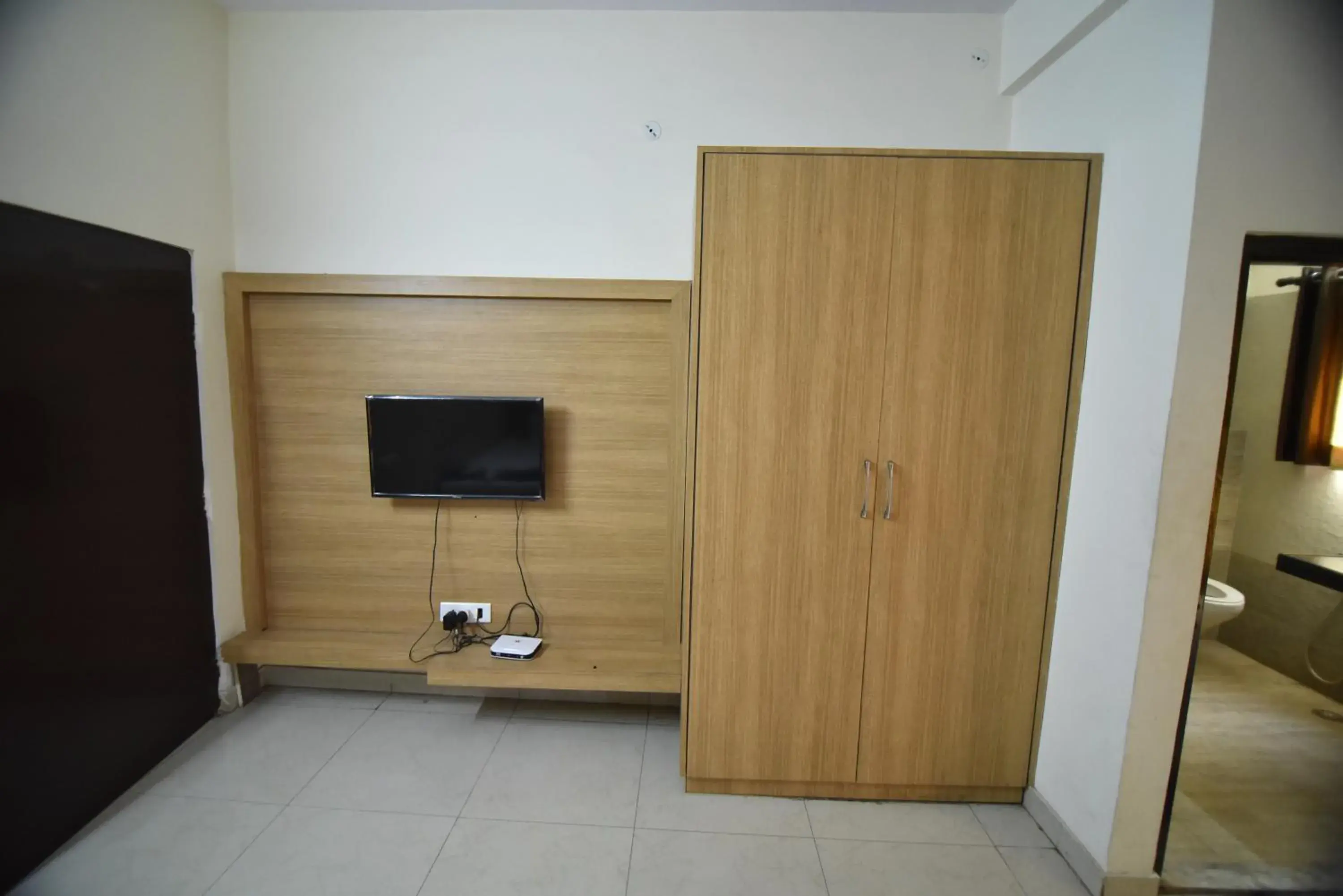 Communal lounge/ TV room, TV/Entertainment Center in Hotel Vaishnavi