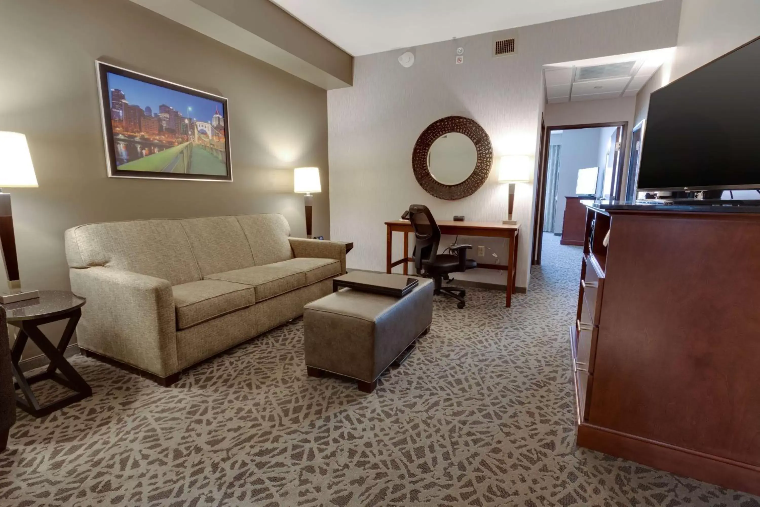 Photo of the whole room, Seating Area in Drury Inn & Suites Pittsburgh Airport Settlers Ridge