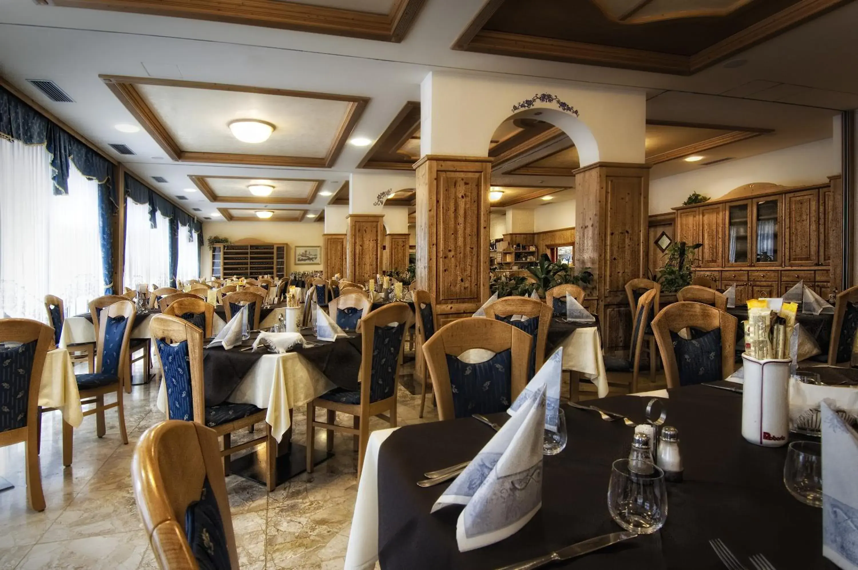 Restaurant/Places to Eat in Hotel Everest