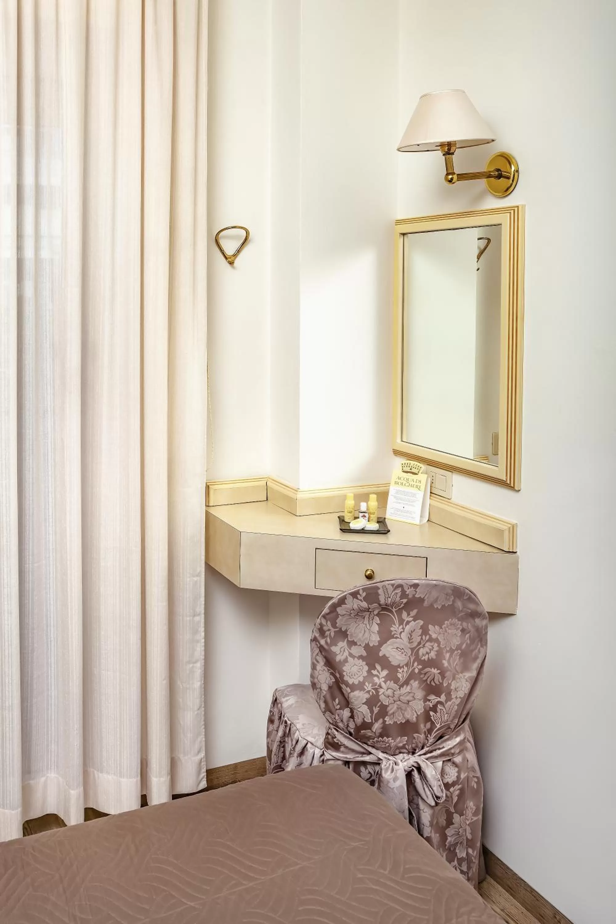 hair dresser, Bed in Ariminum Hotel