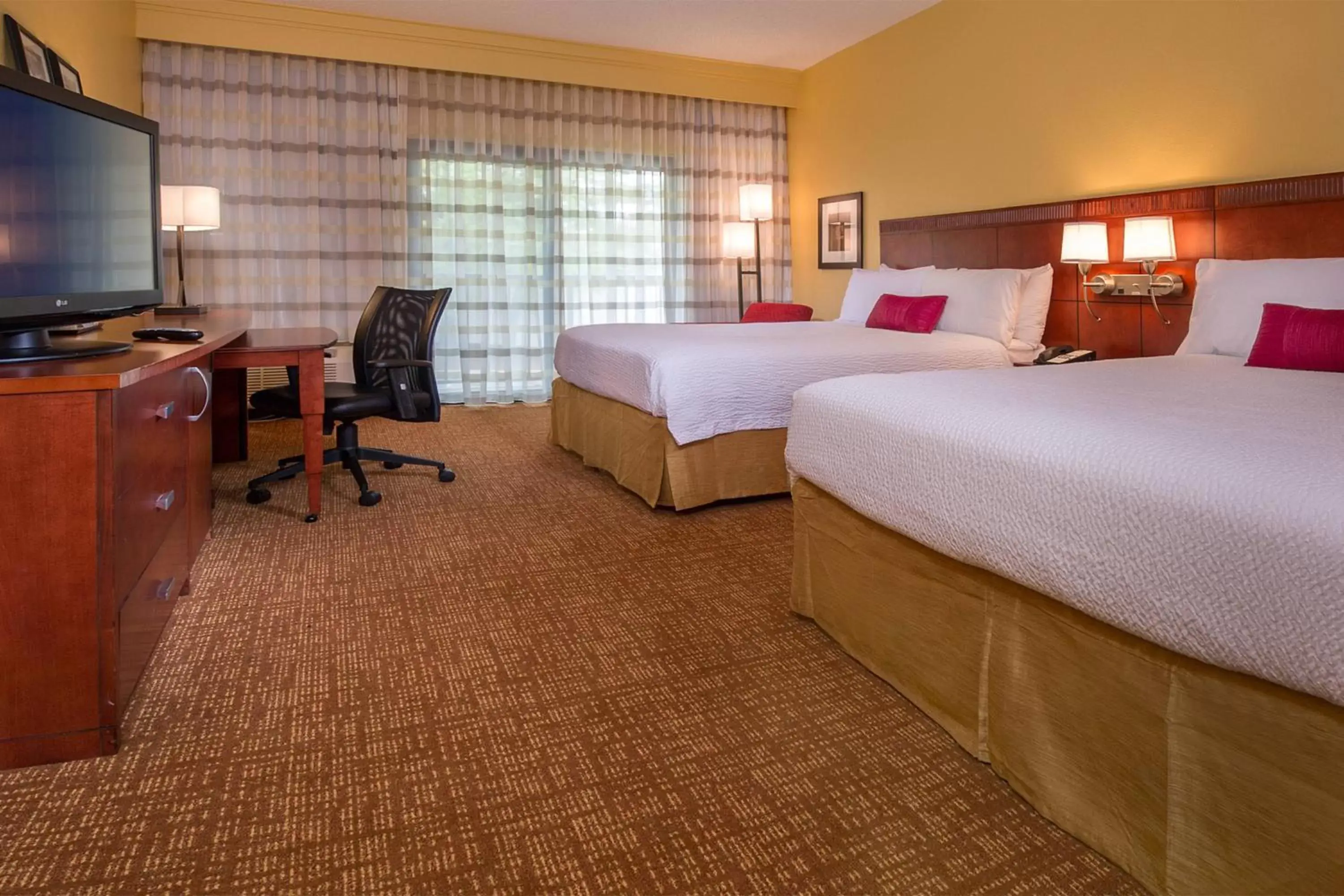 Photo of the whole room, Bed in Courtyard by Marriott Richmond West