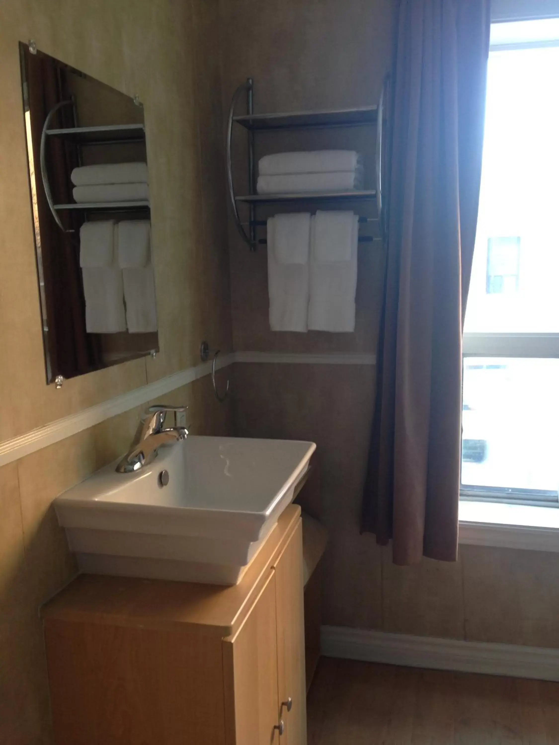 Basic Room with Double Bed and Shared Bathroom in The Rex Hotel Jazz & Blues Bar Basic Room with Double Bed and Shared Bathroom in The Rex Hotel Jazz & Blues Bar