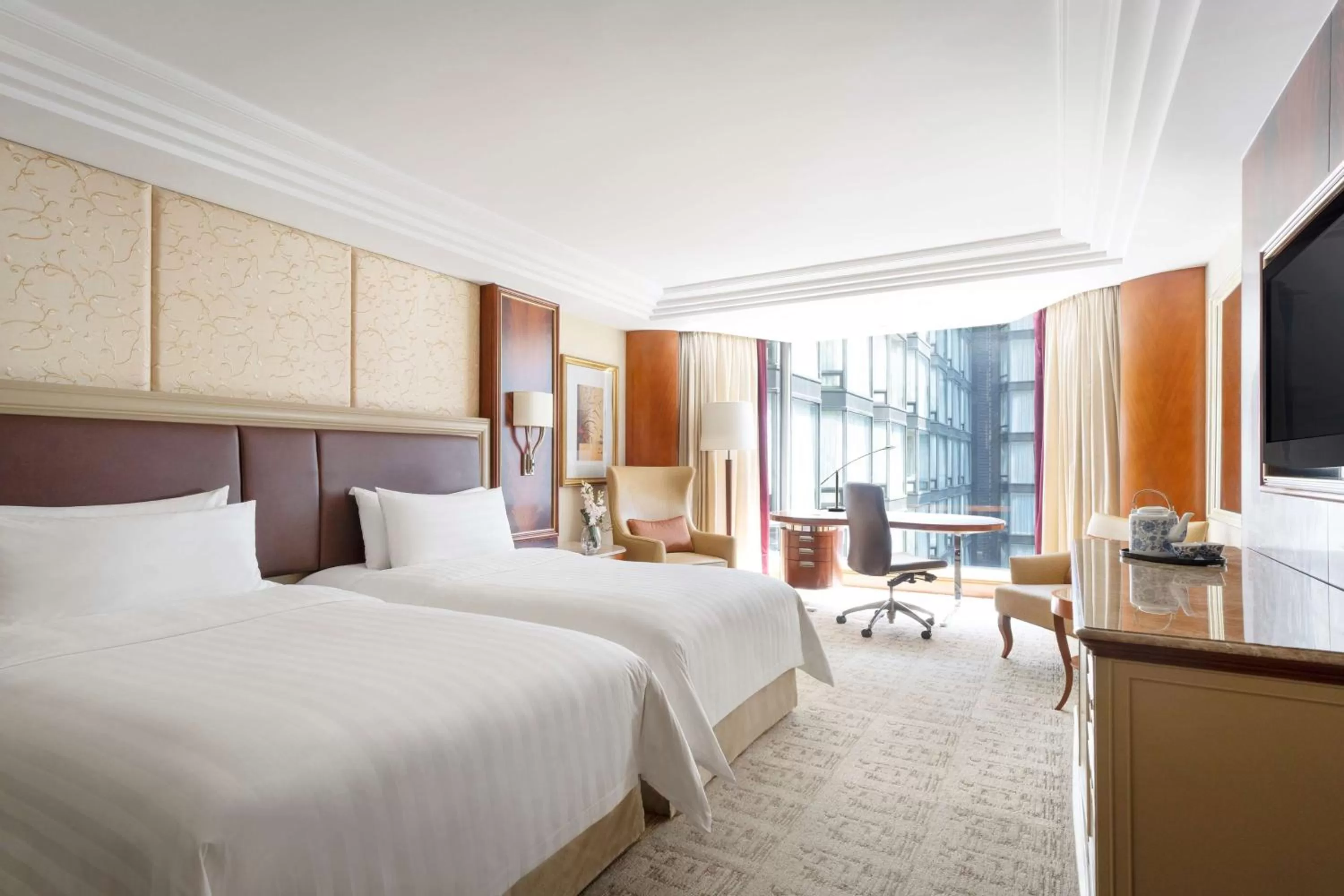 Photo of the whole room, Bed in Kowloon Shangri-La, Hong Kong