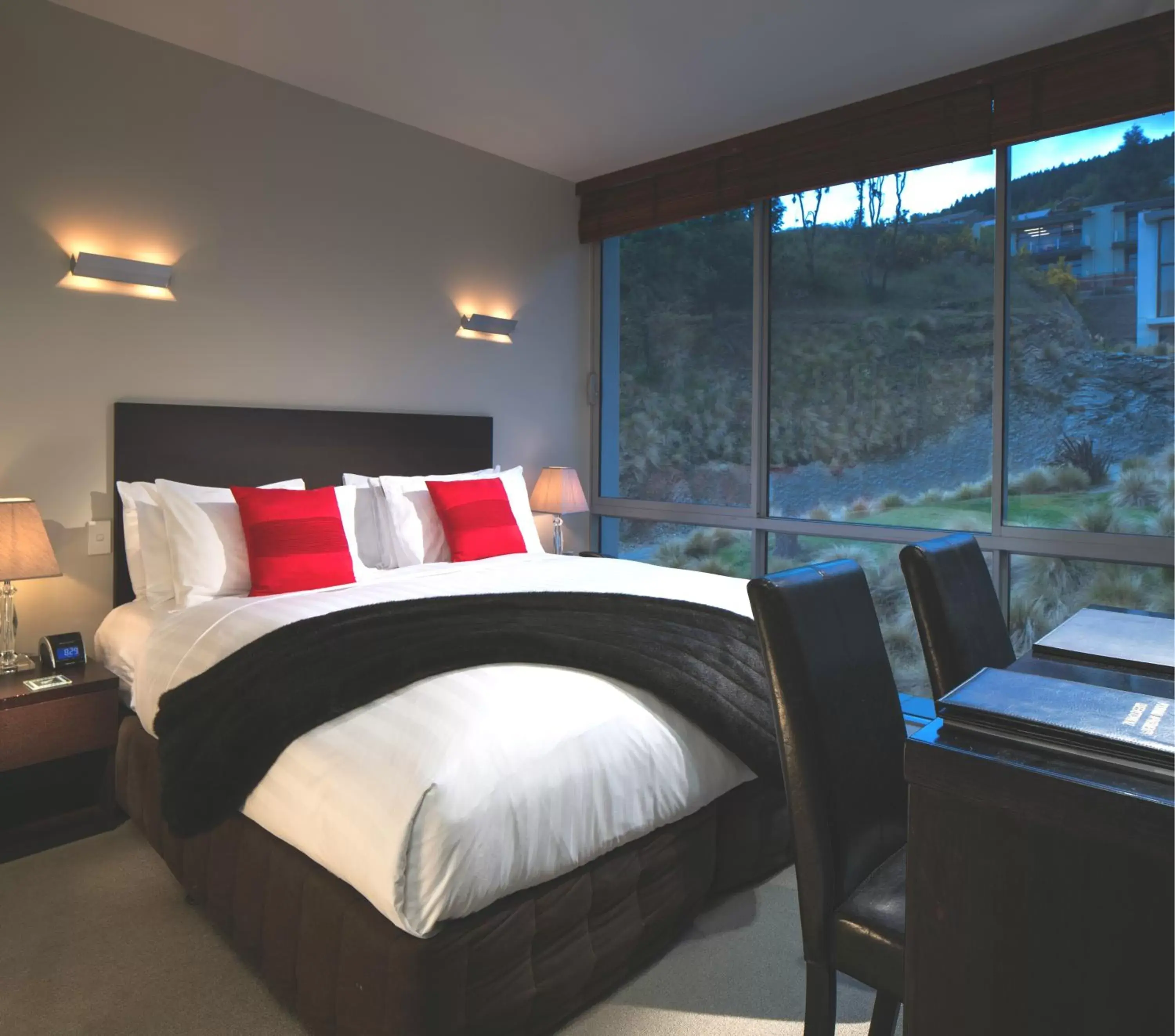 Bedroom, Bed in Swiss-Belsuites Pounamu Queenstown