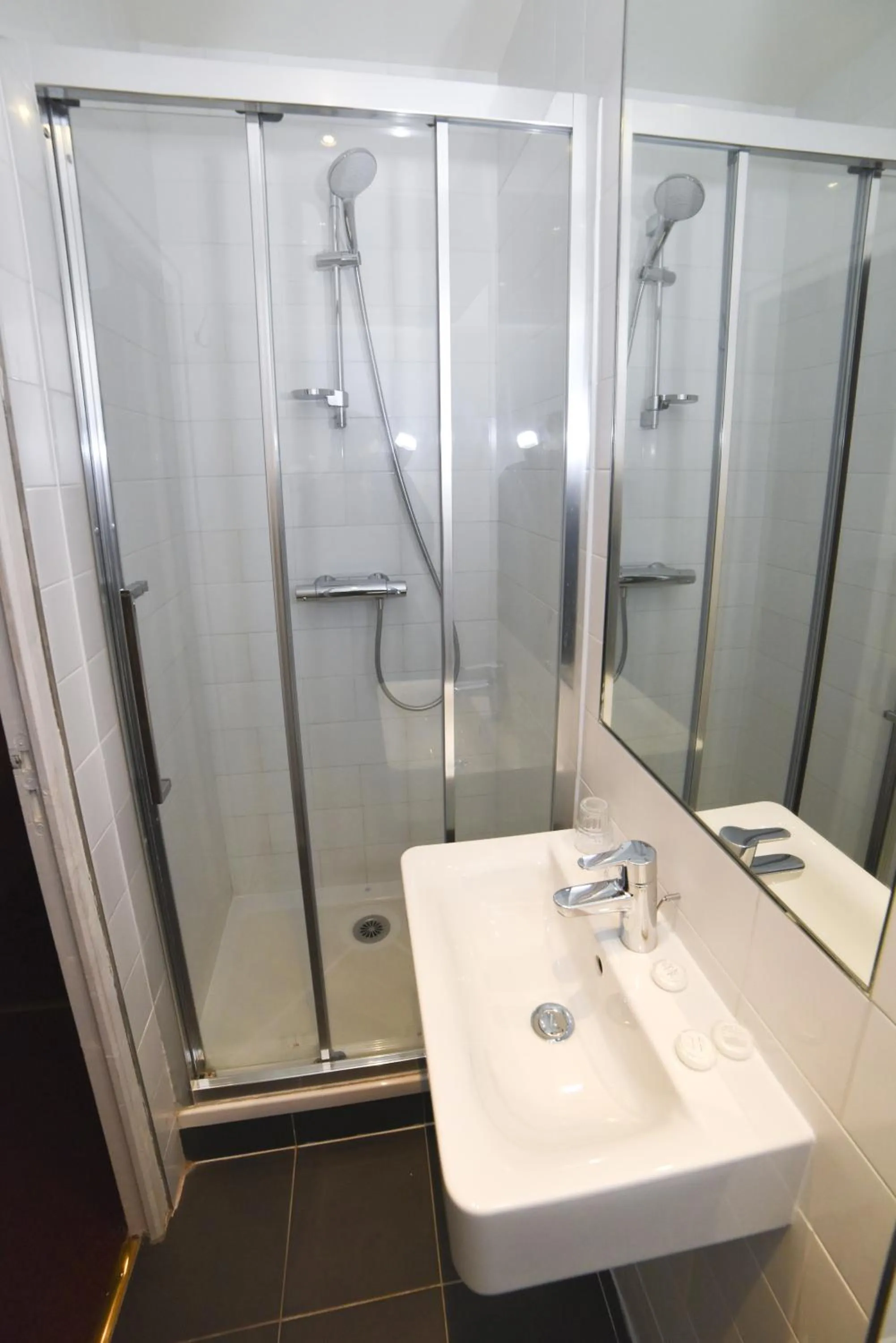 Shower in Sully Hôtel