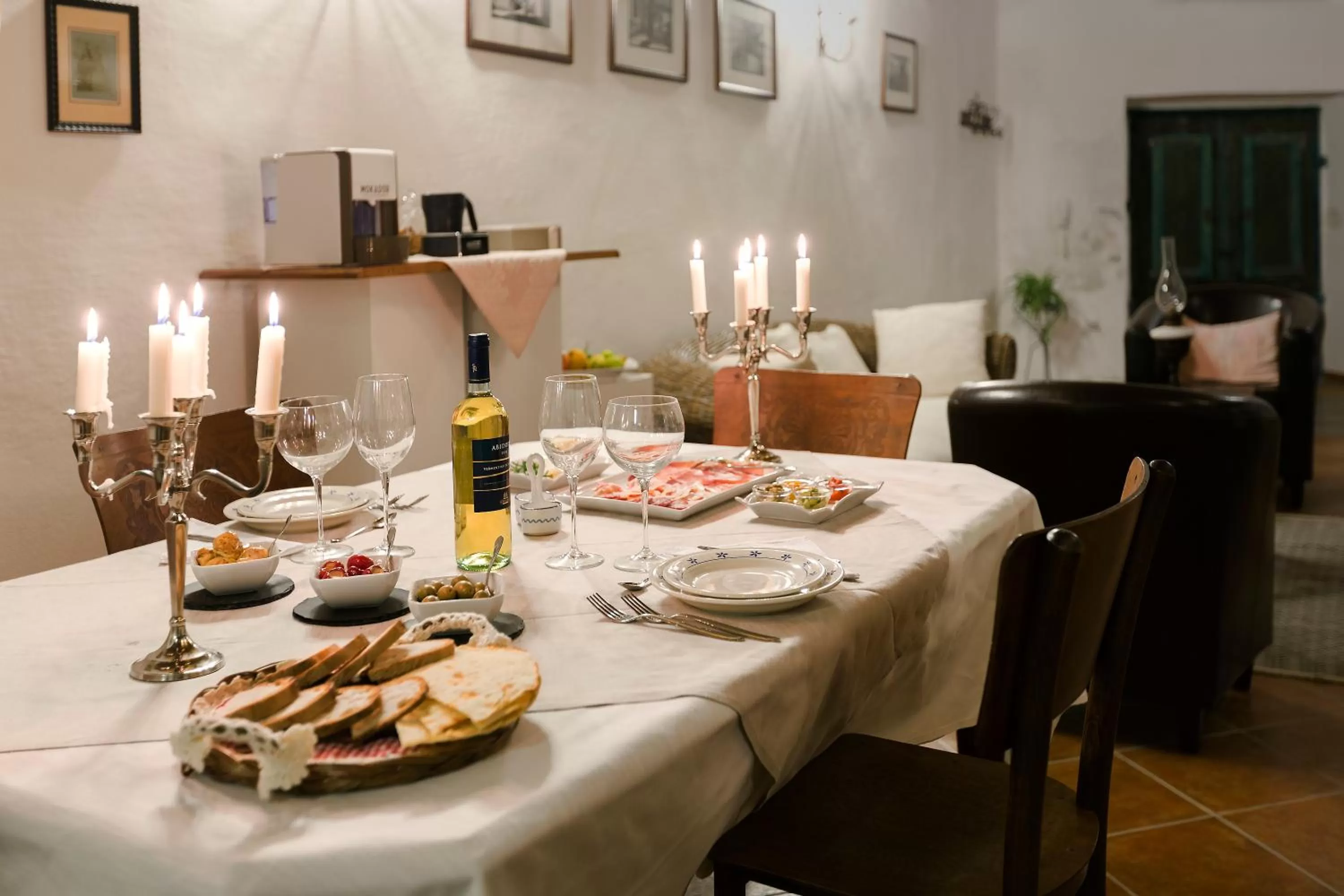 Communal lounge/ TV room in B&B Charme Sa Pardina