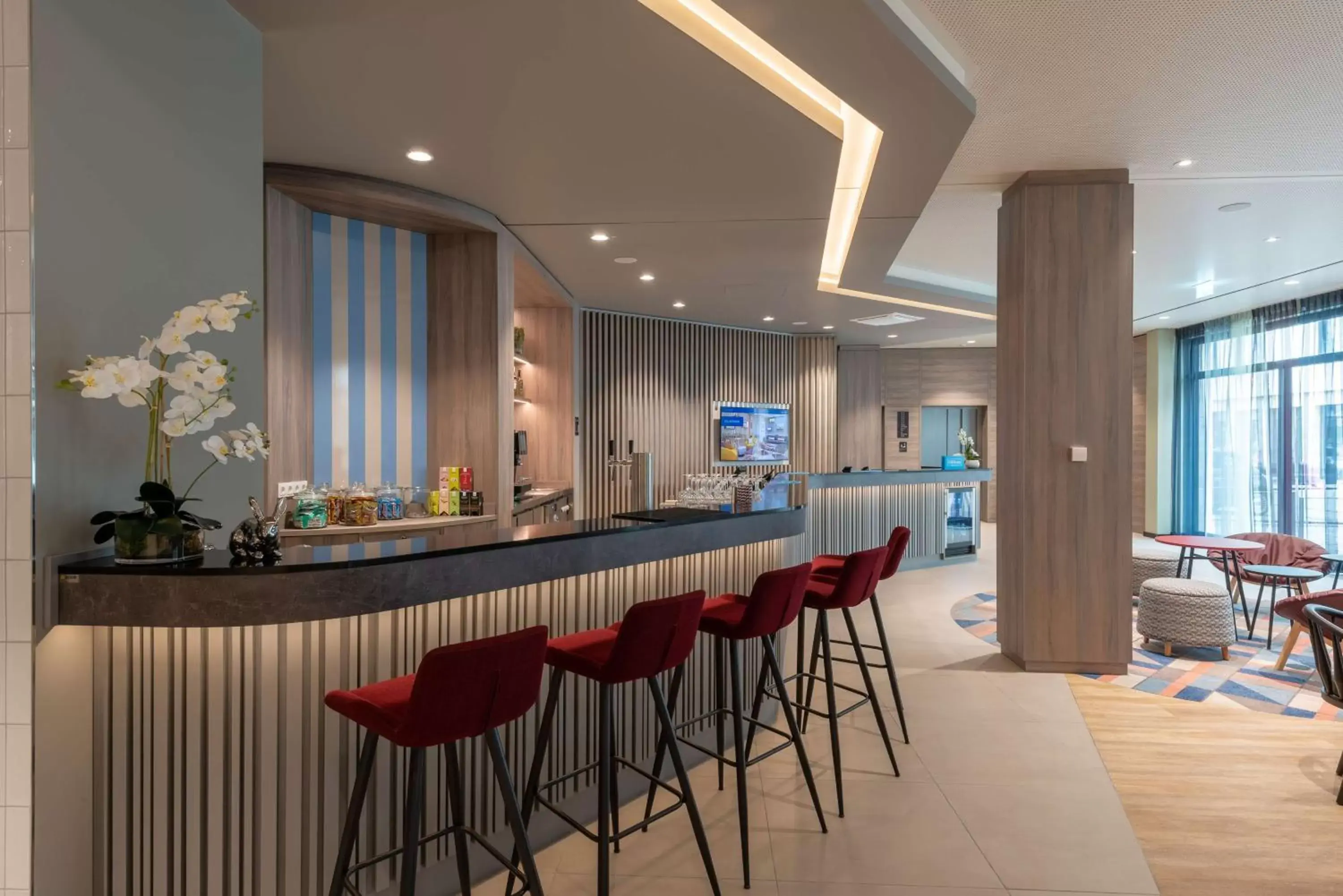 Lounge or bar in Hampton By Hilton Munich City North Lounge or bar in Hampton By Hilton Munich City North