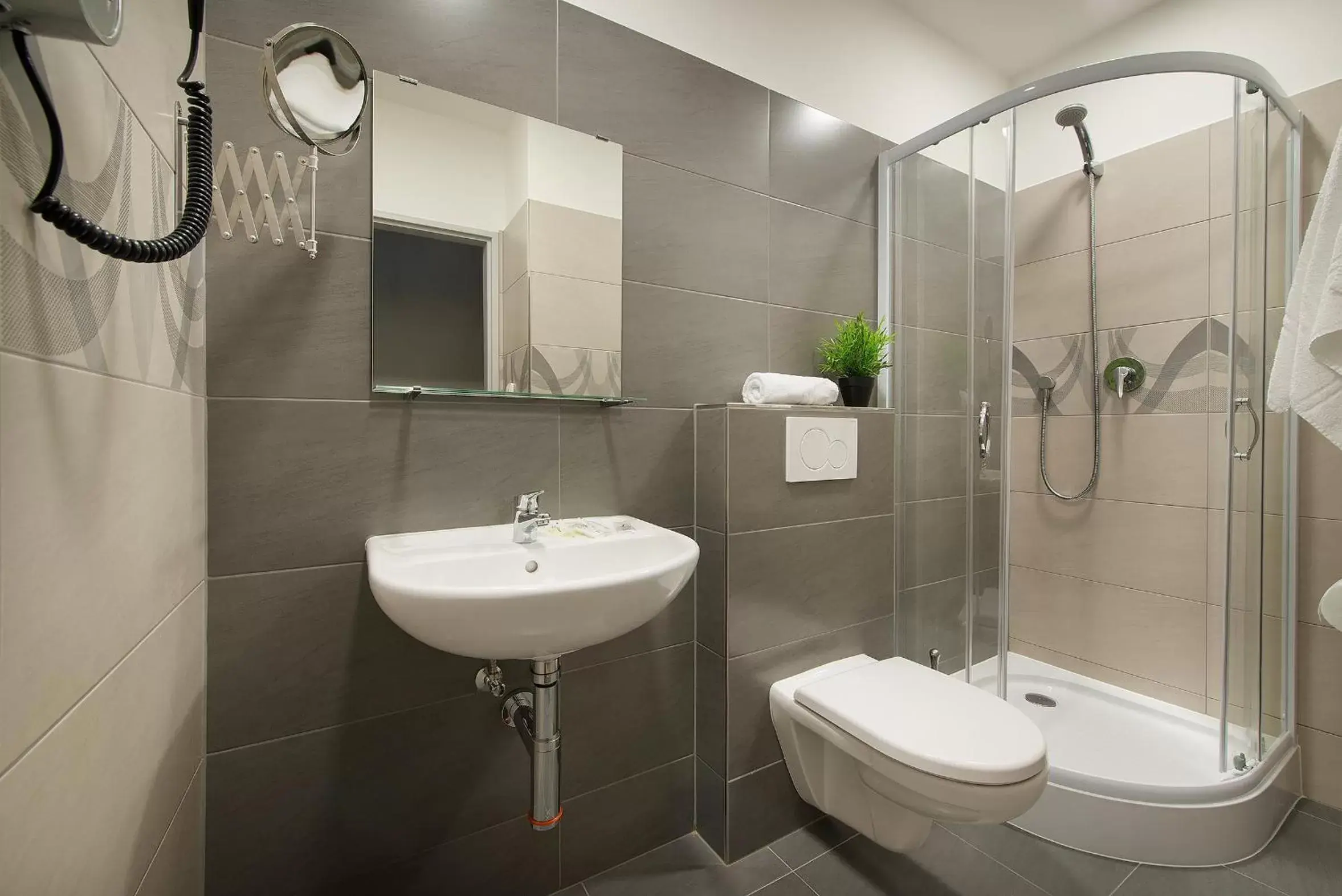 Shower, Bathroom in Hotel Energie