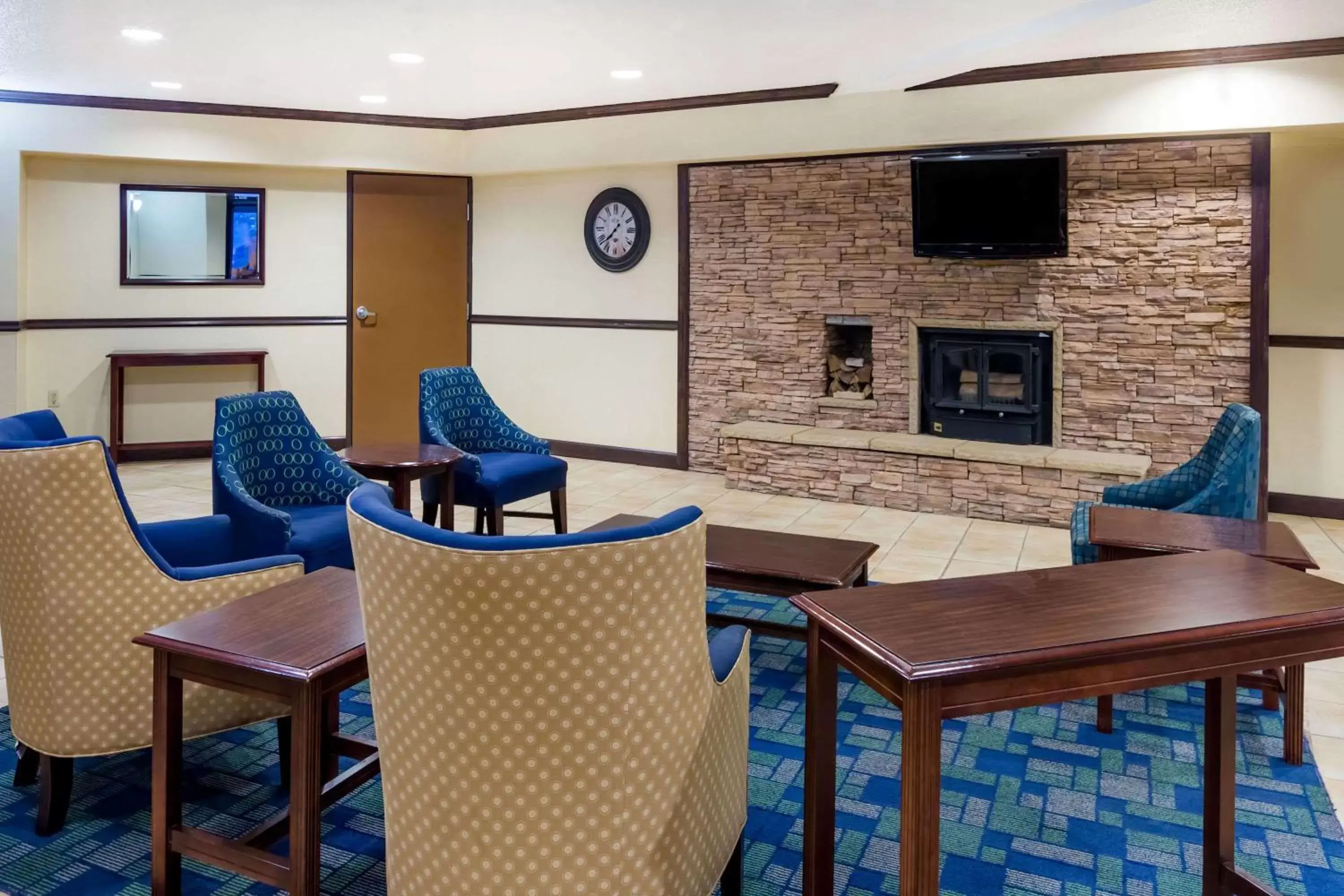 Lobby or reception, Lounge/Bar in Days Inn & Suites by Wyndham Bridgeport - Clarksburg