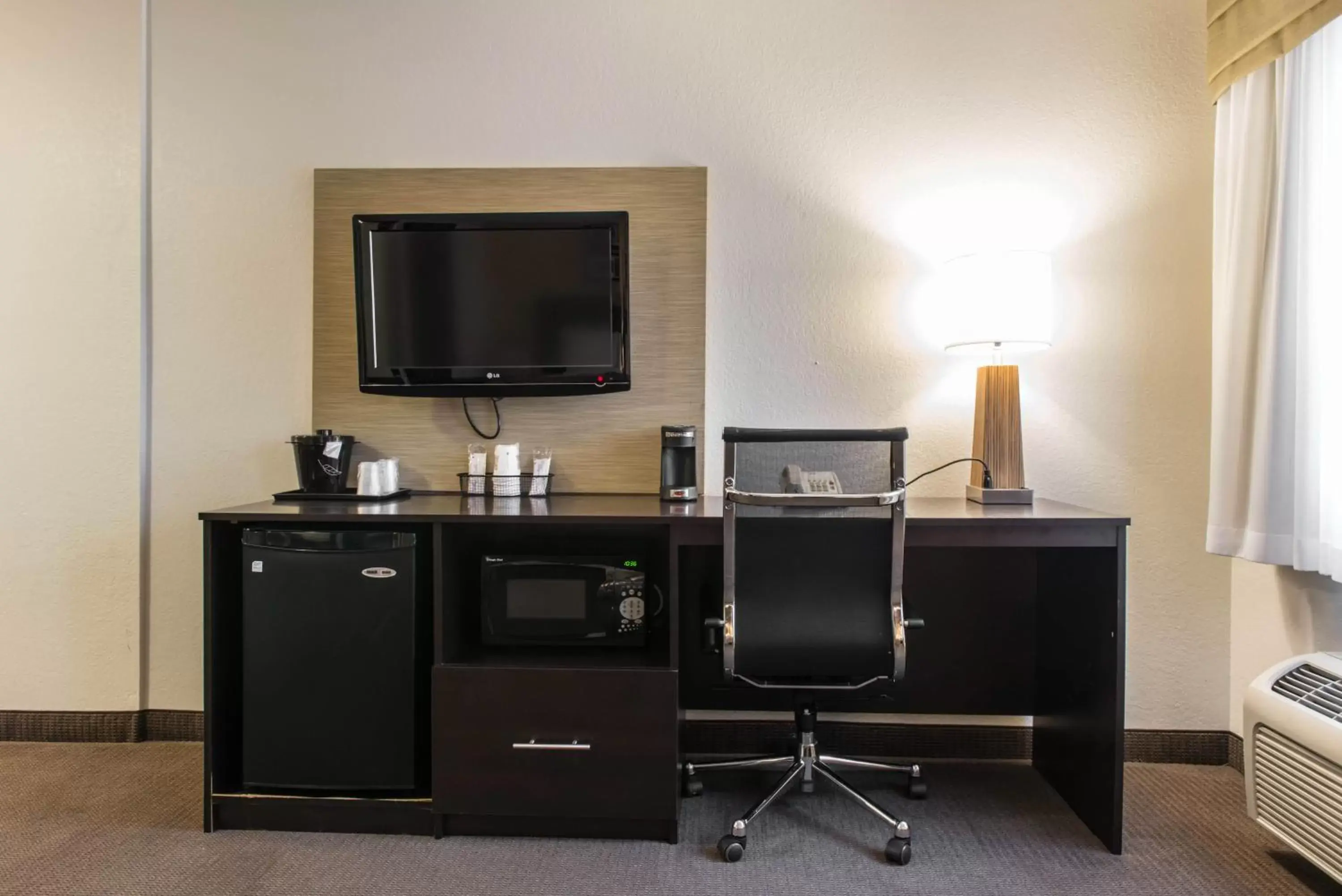 TV and multimedia, TV/Entertainment Center in Mainstay Suites Pittsburgh Airport