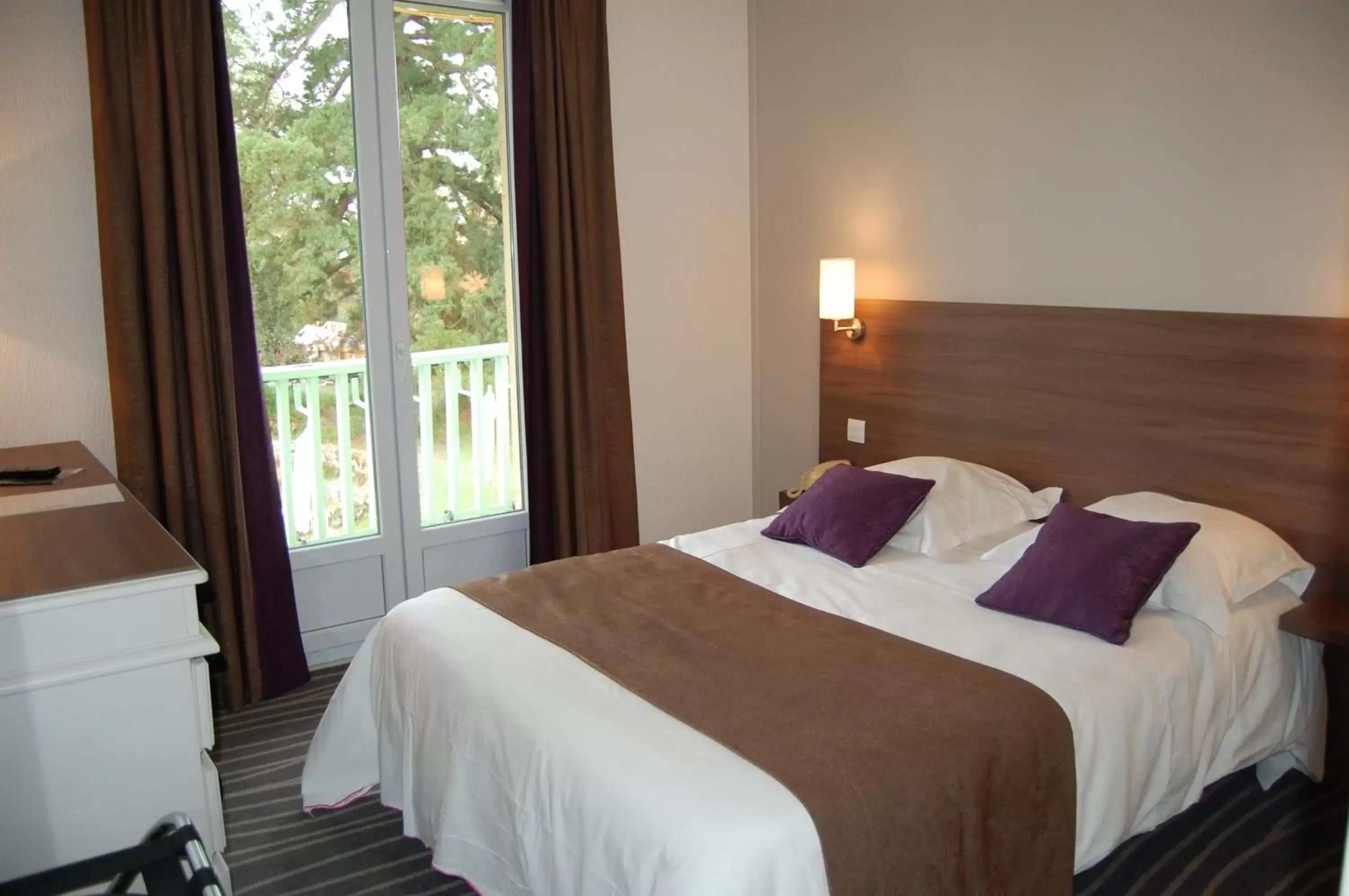 Bedroom, Bed in Logis Domaine de Fompeyre