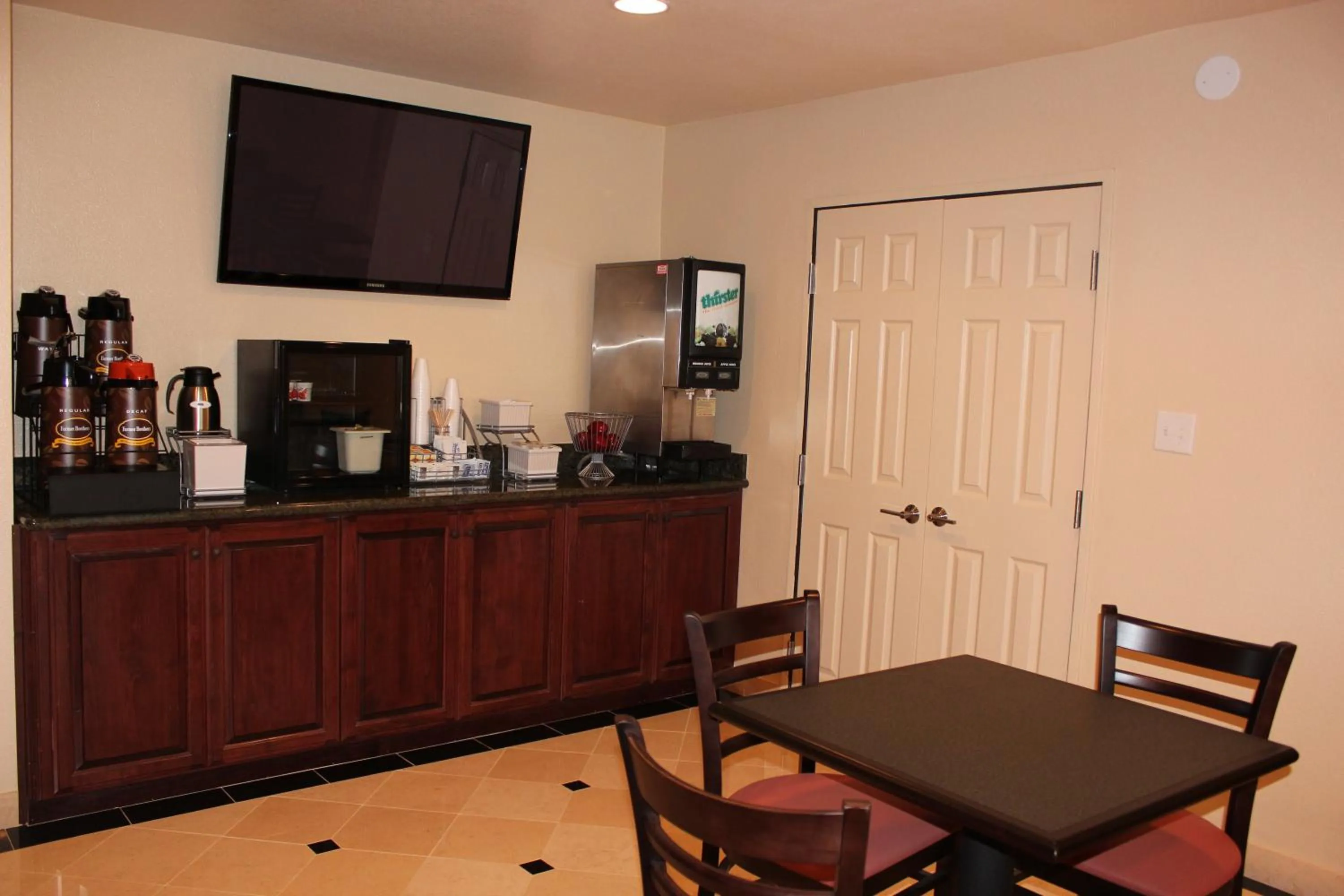 Restaurant/places to eat in Super 8 by Wyndham Vallejo/Napa Valley